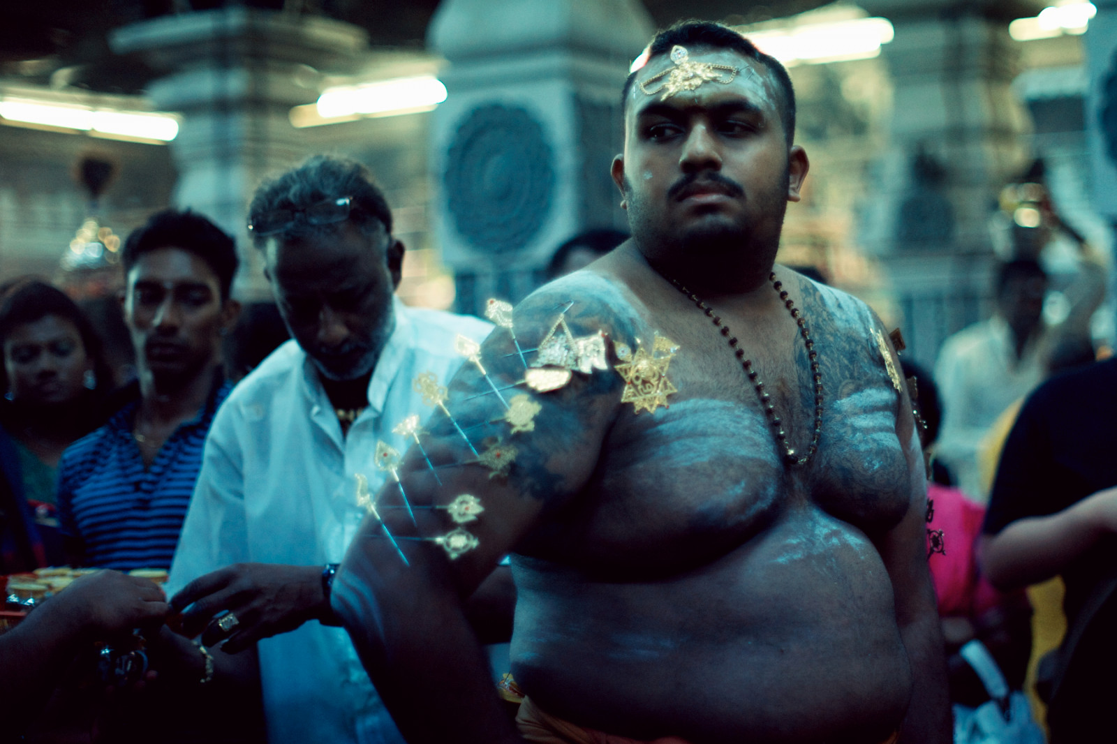 วัด, กลางคืน, สิงคโปร์, การเจาะ, Nikon, อินเดีย, จิตวิญญาณ, วัฒนธรรม, กำหนดเอง, F12, nikkor, 50 มม, งานเทศกาล, ชาย, สนุก, ฝูงชน, กล้ามเนื้อ, ประเพณี, d700, singaporean, งดงาม, ร่างกายมนุษย์, แก๊ง, nikkor50mmf12ais, thaipusam