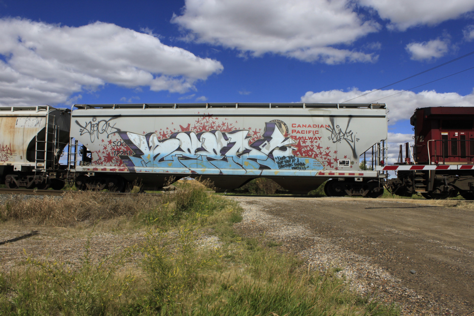 krajina, nebe, vozidlo, silnice, vlak, železnice, lavice, ocel, grafiti, doprava, náklad, UMĚNÍ, strom, kolejnice, plocha, dráha, Graff, fanoušek, náklad, benching, válcování, pozemní vozidla, železniční doprava, kolejová vozidla, železniční vůz, Killaz, stompdown