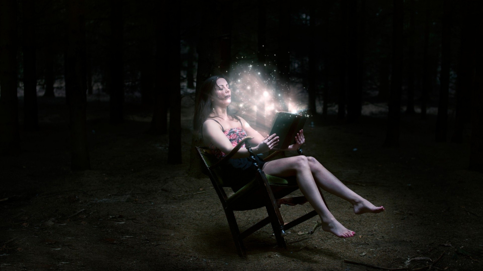 stromy, les, ženy venku, ženy, model, fantasy umění, temný, noc, dlouhé vlasy, bruneta, holá ramena, naboso, otevři pusu, nohy, sedící, fotografování, řeřavý, knihy, čtení, židle, manipulaci s fotografiemi, kouzlo, pohádka, světlo, fotografie, tma, obraz, Snímek obrazovky, lidských pozice