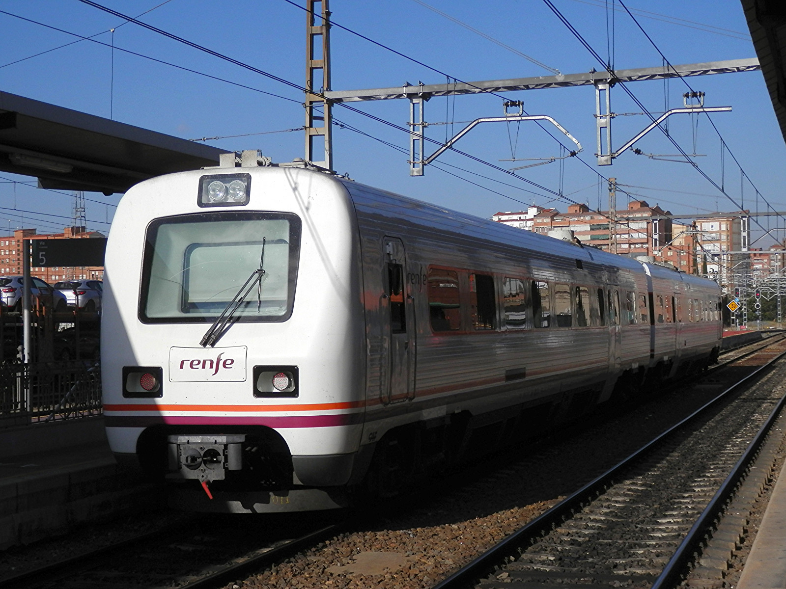 vozidlo, vlak, vlakové nádraží, doprava, metropole, lokomotiva, elektřina, Olympus, TRD, rychlá přeprava, castilla, cAF, dráha, předměstí, motorová nafta, Valladolid, Metropolitní oblast, obytný prostor, druh dopravy, veřejná doprava, železniční doprava, kolejová vozidla, osobní automobil, železniční vůz, vysokorychlostní železniční, elektrické napájení, regionální, RENFE, elektrická lokomotiva