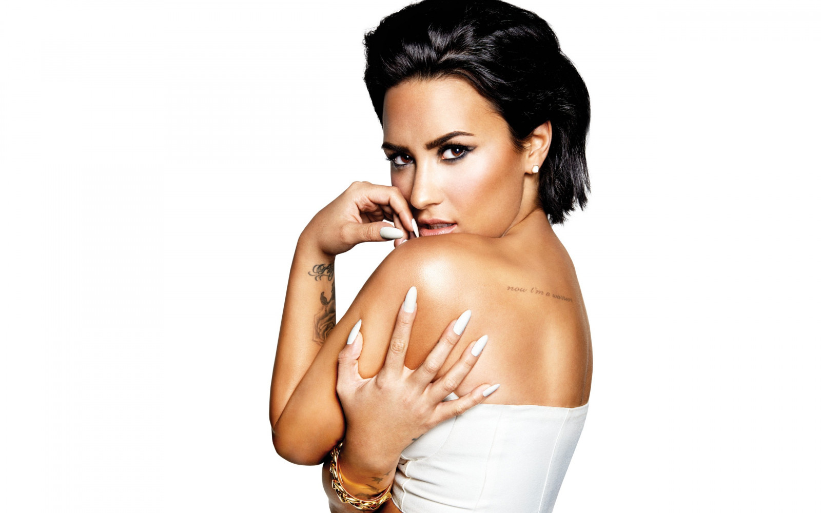 tvář, ženy, model, jednoduché pozadí, zpěvák, herečka, Demi Lovato, černé vlasy, vlasy, smyslný pohled, kůže, hlava, krása, ruka, prst, smysl, sval, krk, paže, účes, hruď, focení, břicho, Lidské tělo, kufr