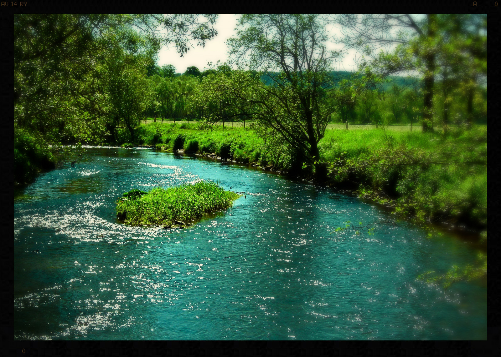 paesaggio, foresta, lago, acqua, natura, riflessione, erba, cielo, legna, verde, Germania, fiume, Magia, Sole, stagno, giungla, ruscello, primavera, Banca, foresta pluviale, riserva naturale, zone umide, ARTE, albero, luce del sole, alveo, vegetazione, torrente, creativo, magico, bayou, Oberberg, isola, corso d'acqua, bioma, corpo d'acqua, vecchia foresta di crescita, giochi d'acqua, eifel, bosco ripariale, golena, risorse idriche, affluente, Pfingsten, Kronenburg, Cotta, riparian zone, fluvial landforms of streams