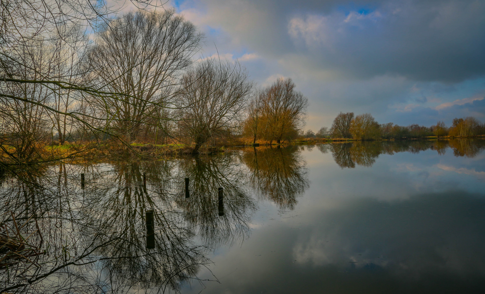 sollys, landskab, Skov, solnedgang, sø, vand, natur, afspejling, græs, himmel, vinter, skyer, afdeling, solopgang, blå, England, aften, morgen, tåge, flod, Dam, skumring, vådområde, lys, Sky, træ, efterår, blad, daggry, plante, sæson, Buckinghamshire, atmosfærisk fænomen, vedplante, Milton Keynes