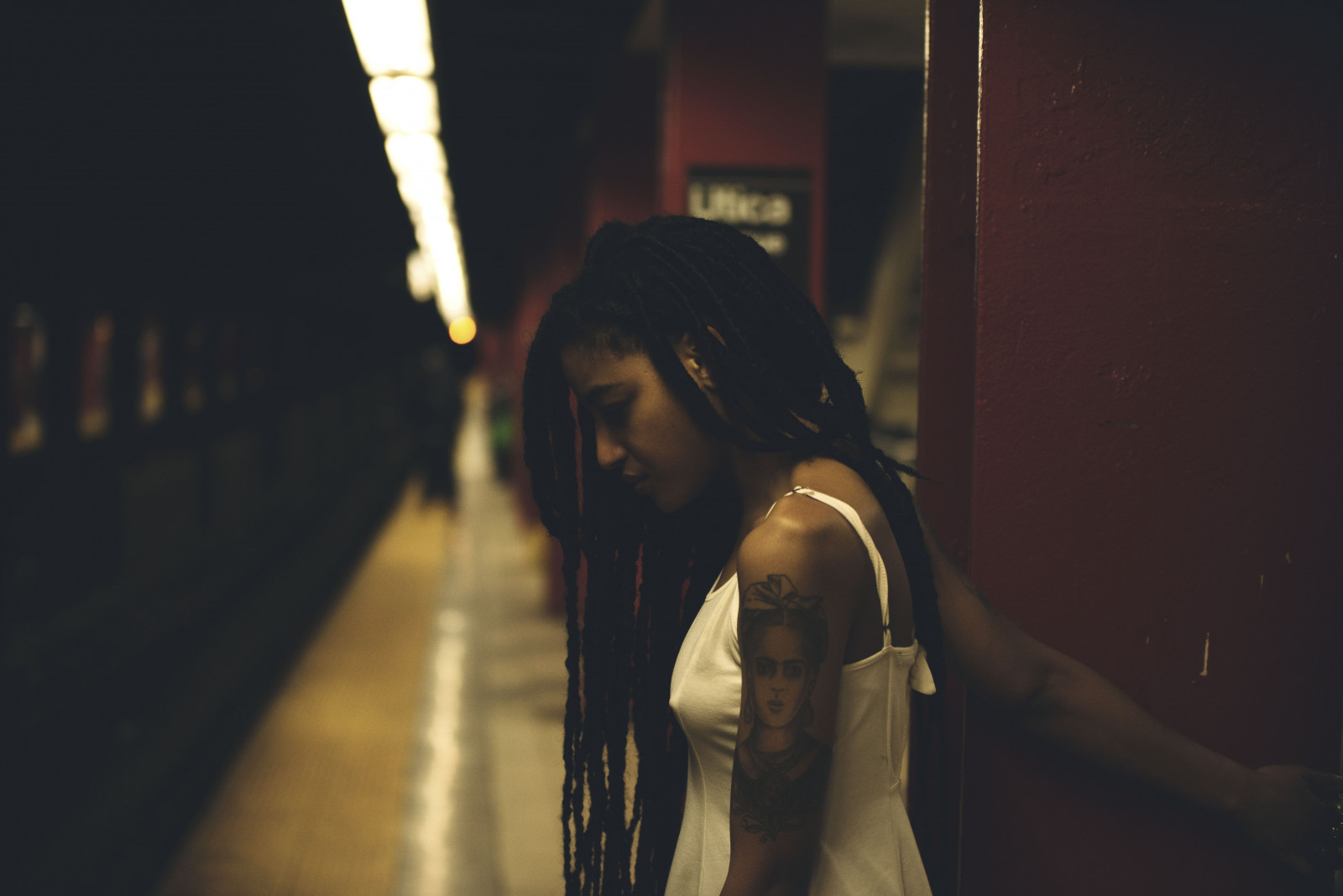 slunečnímu záření, kontrast, Černá, model, portrét, město, noc, makeup, fotografování, vlak, tetování, rtěnka, černé vlasy, Nikon, jaro, rodák, půlnoc, Brooklyn, zdůrazňuje, světlo, expozice, Krásná, NIKKOR, Nový, dívka, krása, přírodní, osvětlení, zábava, nyc, tma, klasický, D600, momentka, síla, republika, bezvadný, vystavený, Lidské tělo, Dumbo, trpělivost, empatie, libary