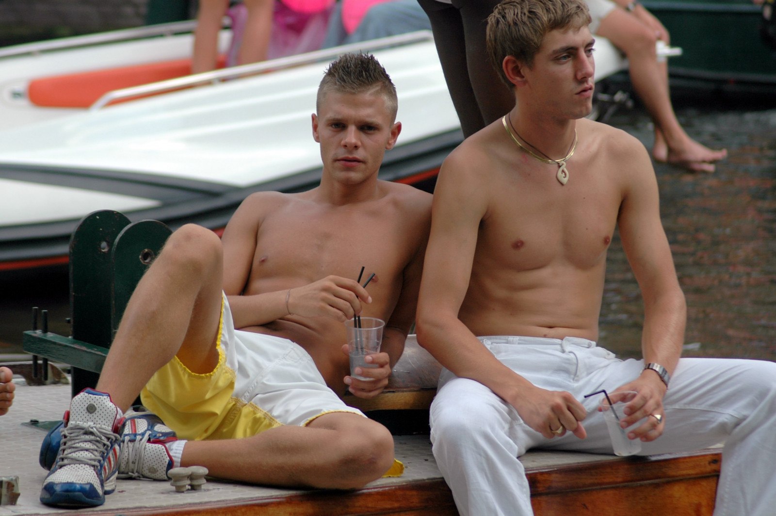 barca, auto, Adidas, estate, Olanda, scarpe da ginnastica, Amsterdam, A petto nudo, canale, gay, vacanza, orgoglio, taccagno, 2006, ragazzo, carina, tempo libero, uomo, divertimento, barche, gamba, maschio, muscolo, Nederland, ricreazione, Niederlande, pezzo, il petto, addome, tronco, cuties, paysbas, formatori, gay Pride, barechestedness, canalpride, 200608