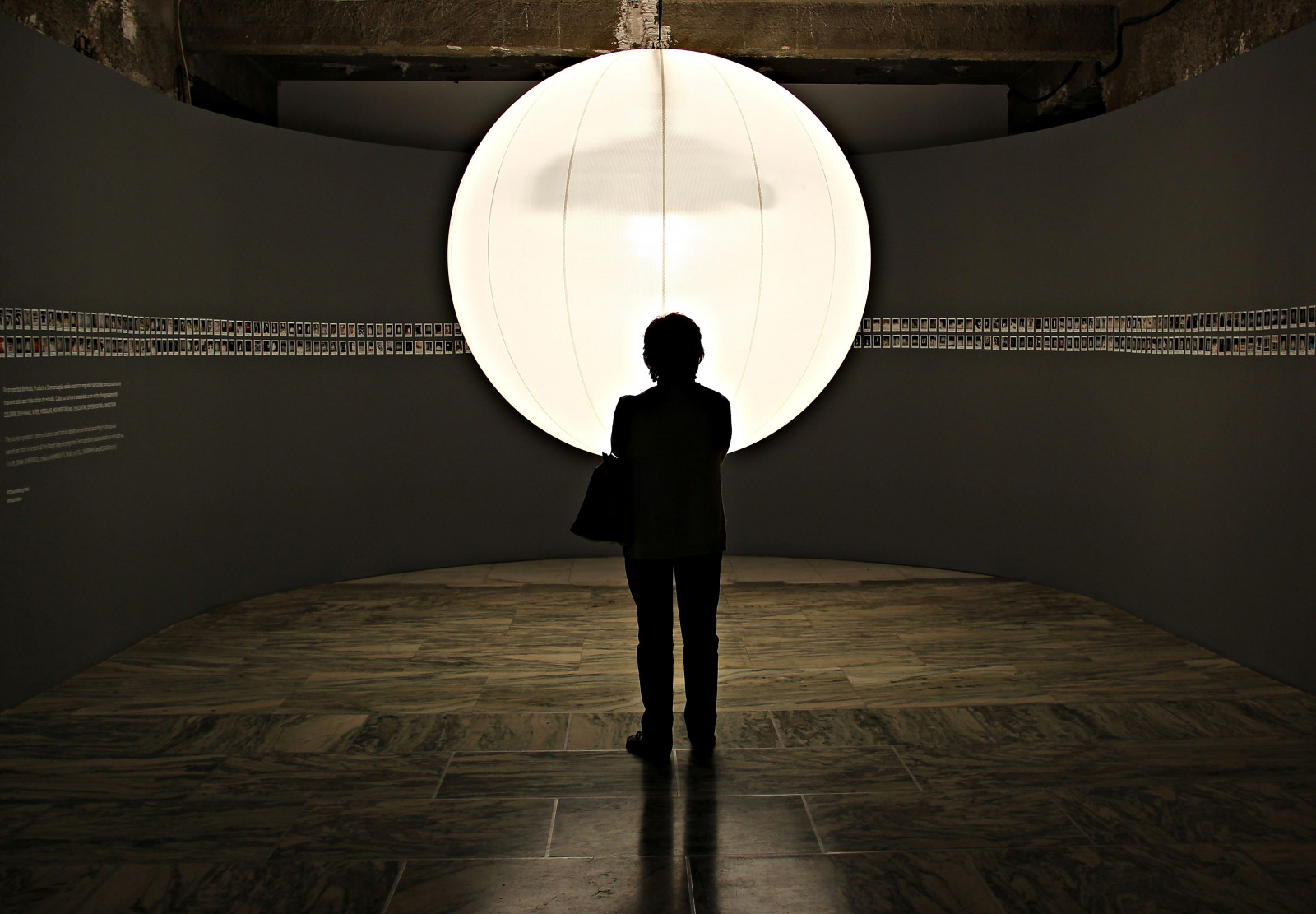 lidé, bílý, Černá, architektura, odraz, stín, dřevo, symetrie, sochařství, kruh, Lisabon, Portugalsko, UMĚNÍ, světlo, osvětlení, tvar, design, místní, tma, obraz, luz, lisboa, Snímek obrazovky, turistická atrakce, svítidlo