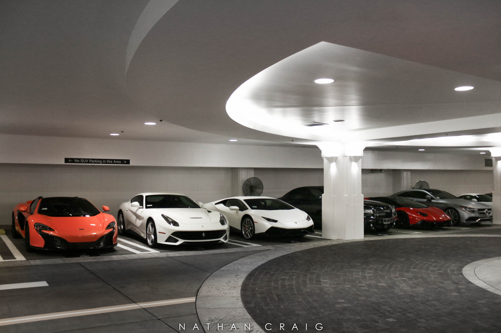 รถ, ยานพาหนะบก, ยานยนต์, ยานพาหนะ, การออกแบบยานยนต์, รถสปอร์ต, ซูเปอร์คาร์, ตัวแทนจำหน่ายรถ, ประสิทธิภาพรถ, รถหรู, รถหรูส่วนบุคคล, ภายนอกยานยนต์, ที่จอดรถ, รถผู้บริหาร, อาคาร, ล้อ, รถขนาดกลาง