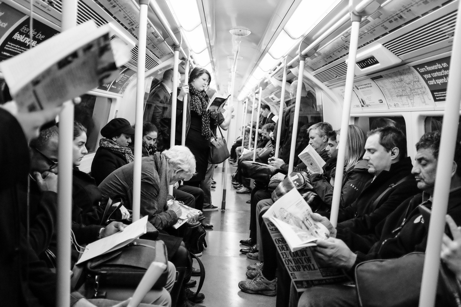 život, ulice, Fotoaparát, město, listopad, podzim, lidé, Černá, Londýn, film, černobílý, složení, vlak, budovy, sezóna, podzemí, tisk, dispozice, čtení, město, fotografie, noviny, konstrukce, Chaos, vozík, výstřel, Stát, obraz, upřímný, dav, trubka, centrální, obrázek, streetphotography, Talíř, struktura, Formace, uvnitř, negativní, dokument, Dojíždějící, rushhour, formulář, osoby, tvar, odstíny šedi, organizace, lidé, odstíny šedé, lidské bytosti, obec, podoba, Jednotlivci, stanice metra, fujifilmx100s