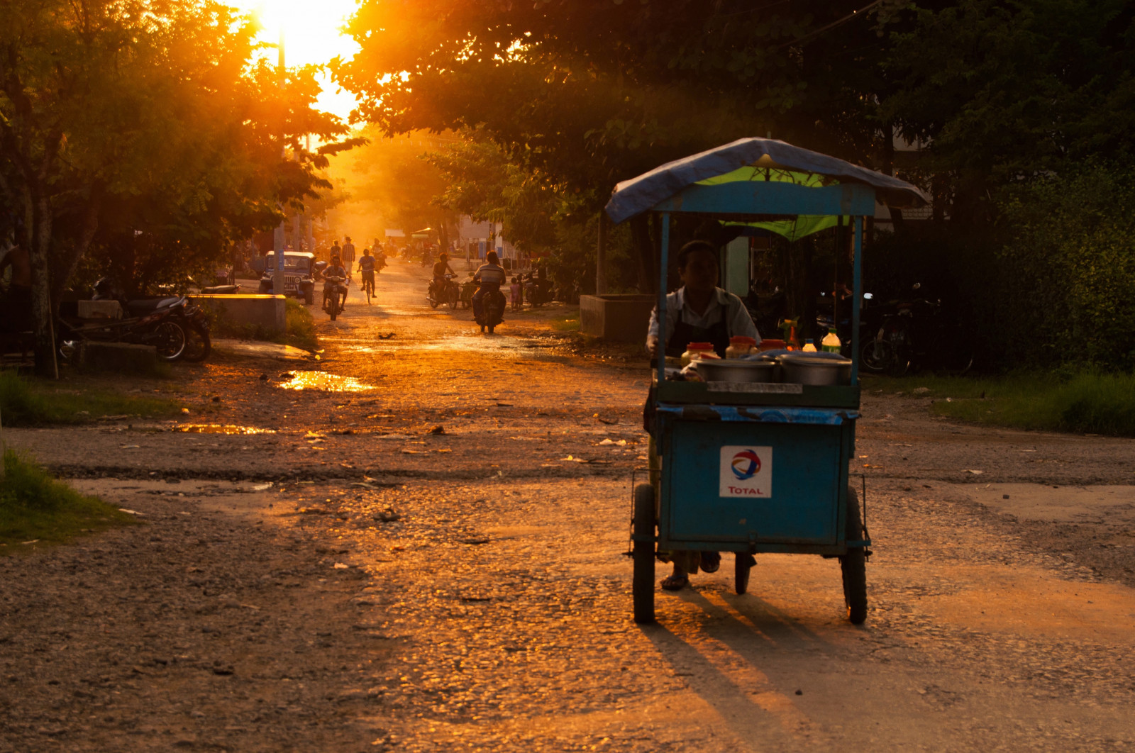 slunečnímu záření, krajina, pouliční osvětlení, lidé, ulice, noc, Asie, nebe, silnice, žlutý, vesnice, večer, ráno, město, Nikon, zlato, soumrak, cesta, Myanmar, sluneční paprsky, asfalt, Burma, strom, scenérie, stíny, cestovat, rostlina, zlatá hodina, upláchnout, pouliční život, sluneční paprsky, d90, Jihovýchodní Asie, venkov, shan, Šanský stát, Hsipaw
