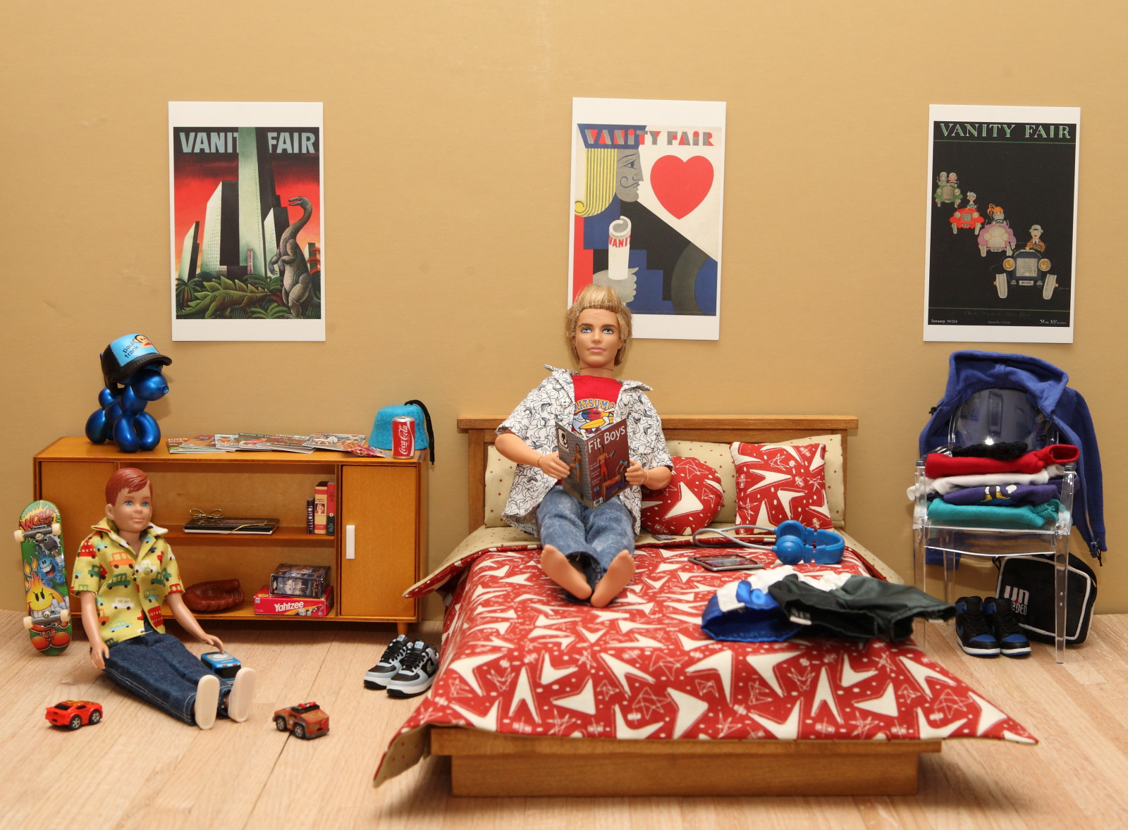 Wallpaper bedroom, doll, Ken, laundry, skateboard, magazines, ricky