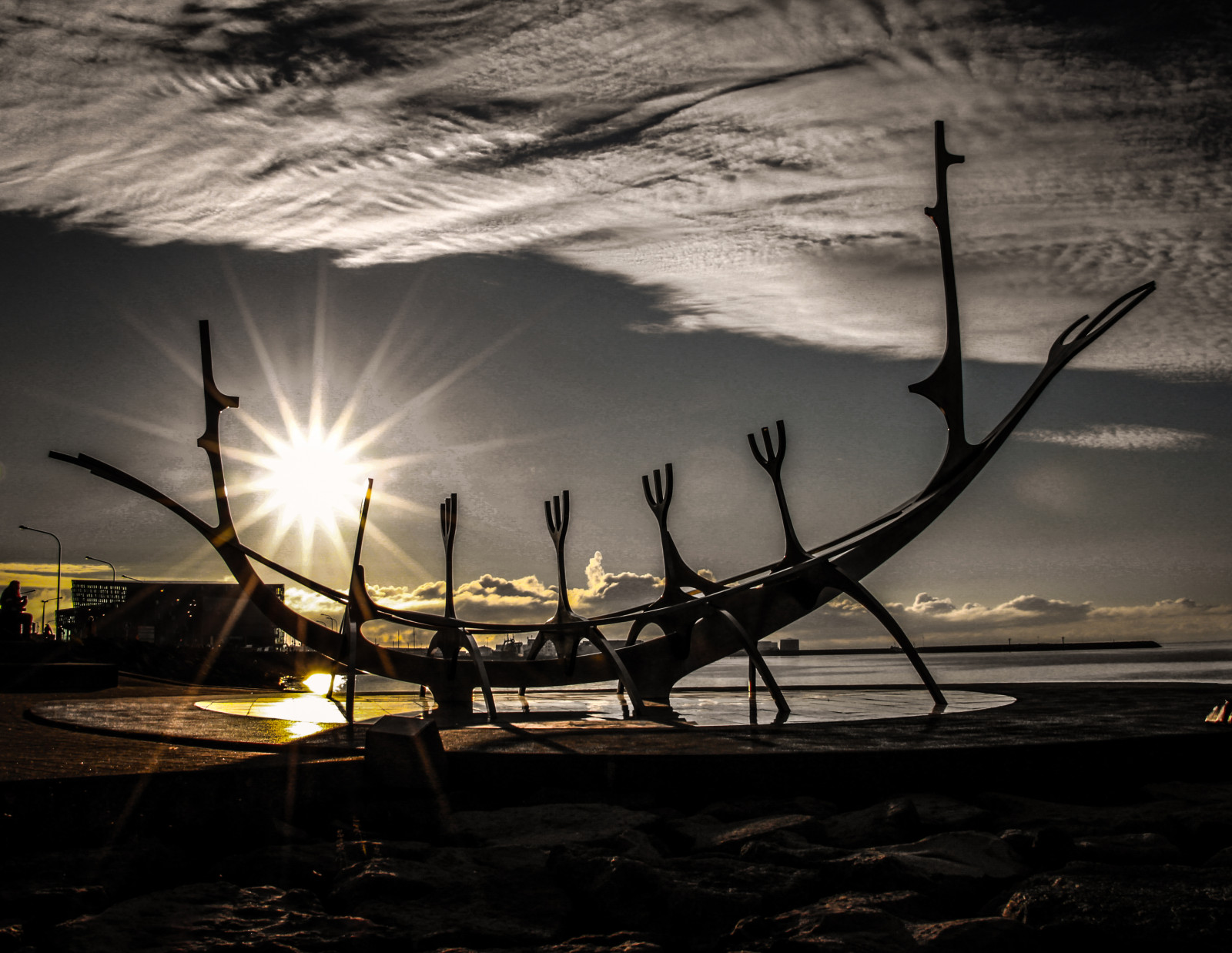 cielo, acqua, mare, nube, riflessione, fotografia, Alba, tramonto, bianco e nero, orizzonte, atmosfera, sera, calma, crepuscolo, Sole, oscurità, luce del sole, stock photography, alba, oceano, fenomeno meteorologico, albero, paesaggio, sfondo del computer