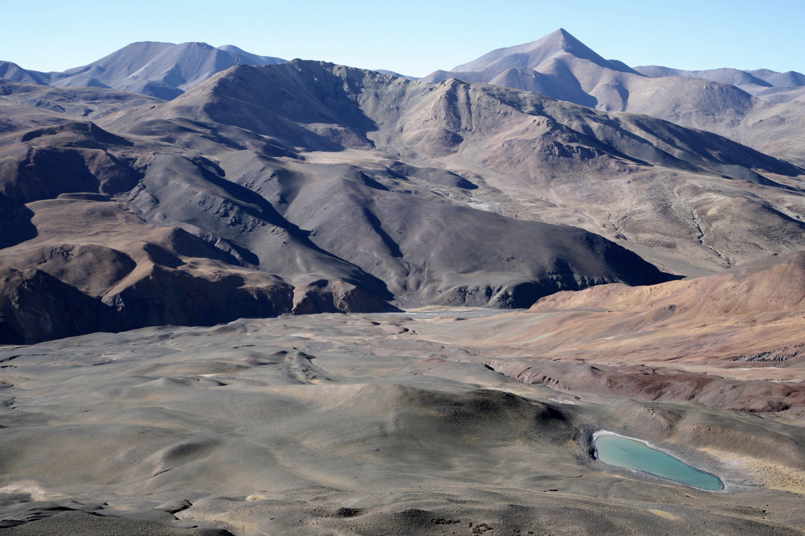 jezero, tyrkysový, malířské, krajina, sopečný, mrzutý, izolovaný, dálkový, neobydlený, Studený, suchý, drsný, životní prostředí, vysoká nadmořská výška, vrchol, kopce, rivervalley, řeka, Loess, říjen, podzim, skály, Semiarid, rozsahy, tibetanplateau, křehký, Expedice, stany, vozidla, Greenkiwi, kempování, zmrazení, řídký vzduch, Dušnost, okázalý, scenérie, štěrk, prach, Rockdust, proud, textura, tóny, modrý, tráva, vlhkost, příkrý, kemp, ekosystém, Asie, Čína, Tibet, Farwesterntibet, cestovat, Eriagn, Ngairehart, Ngairelawson, fotografování, dějiny, Velmi řídce, Seminomadické, 4wd, turistika, září, podnebí, extrémní, Zemské oblasti, Exploreuneprovedeno