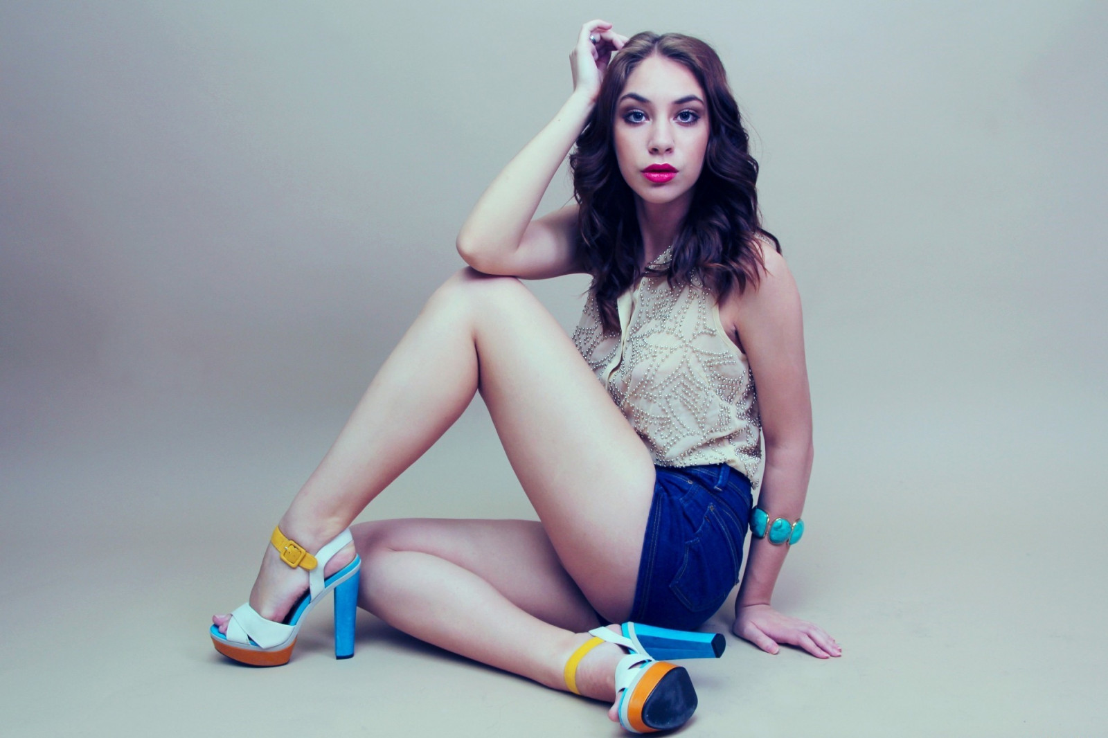 ženy, model, brýle, sedící, vysoké podpatky, fotografování, móda, vlasy, oblečení, supermodelka, dívka, krása, dáma, noha, kostým, účes, focení, Lidské tělo, stehno, pin up girl