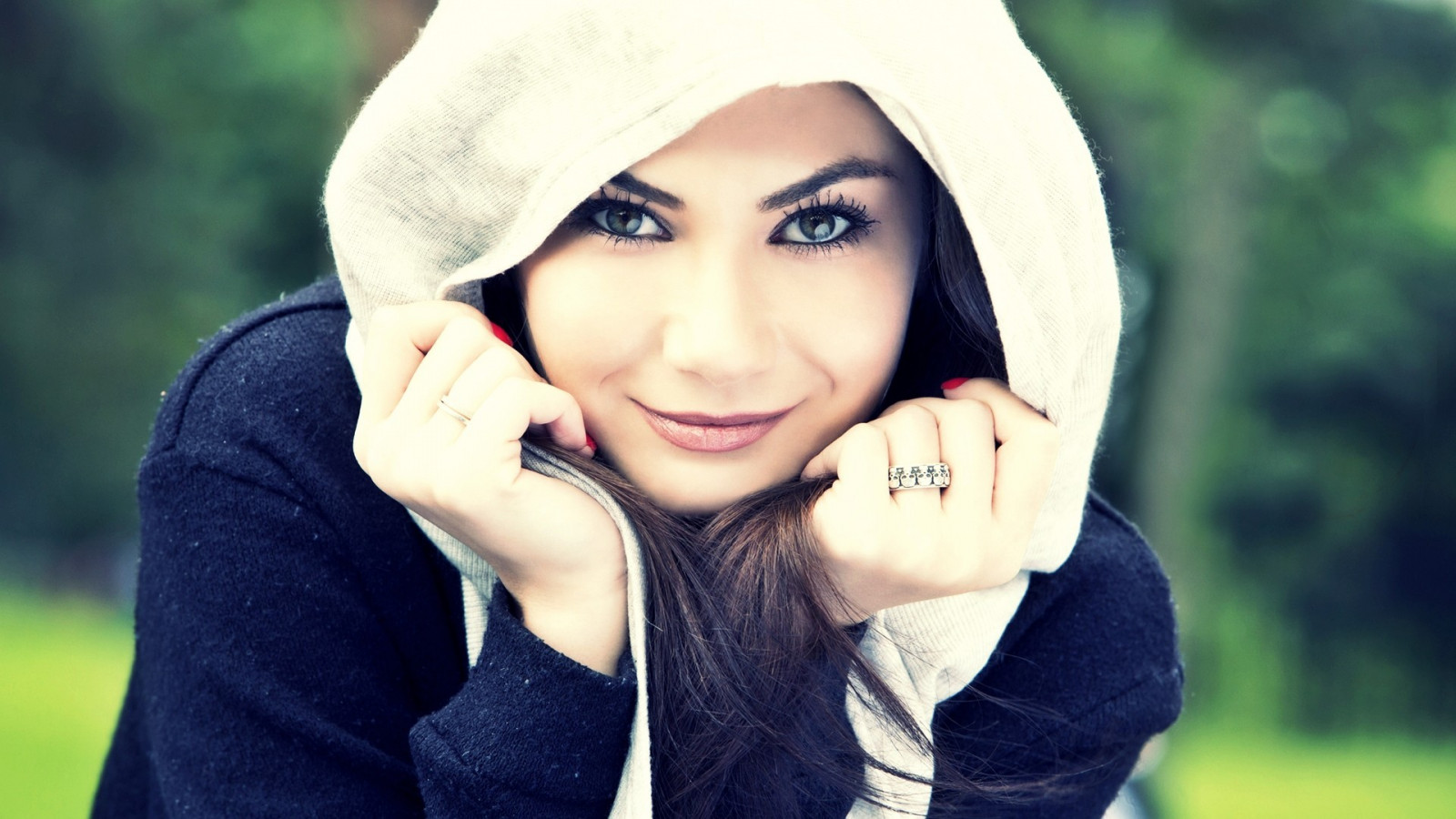 tvář, stromy, ženy venku, ženy, model, portrét, hloubka pole, ruce, dlouhé vlasy, Příroda, bruneta, při pohledu na diváka, černé oblečení, makeup, fotografování, kroužky, usmívající se, digestoře, modrý, červenými nehty, ruce ve vlasech, svetr, šátek, Osoba, kůže, hlava, Georgeta, dívka, krása, usměj se, oko, dáma, fotografie, portrétní fotografie, focení