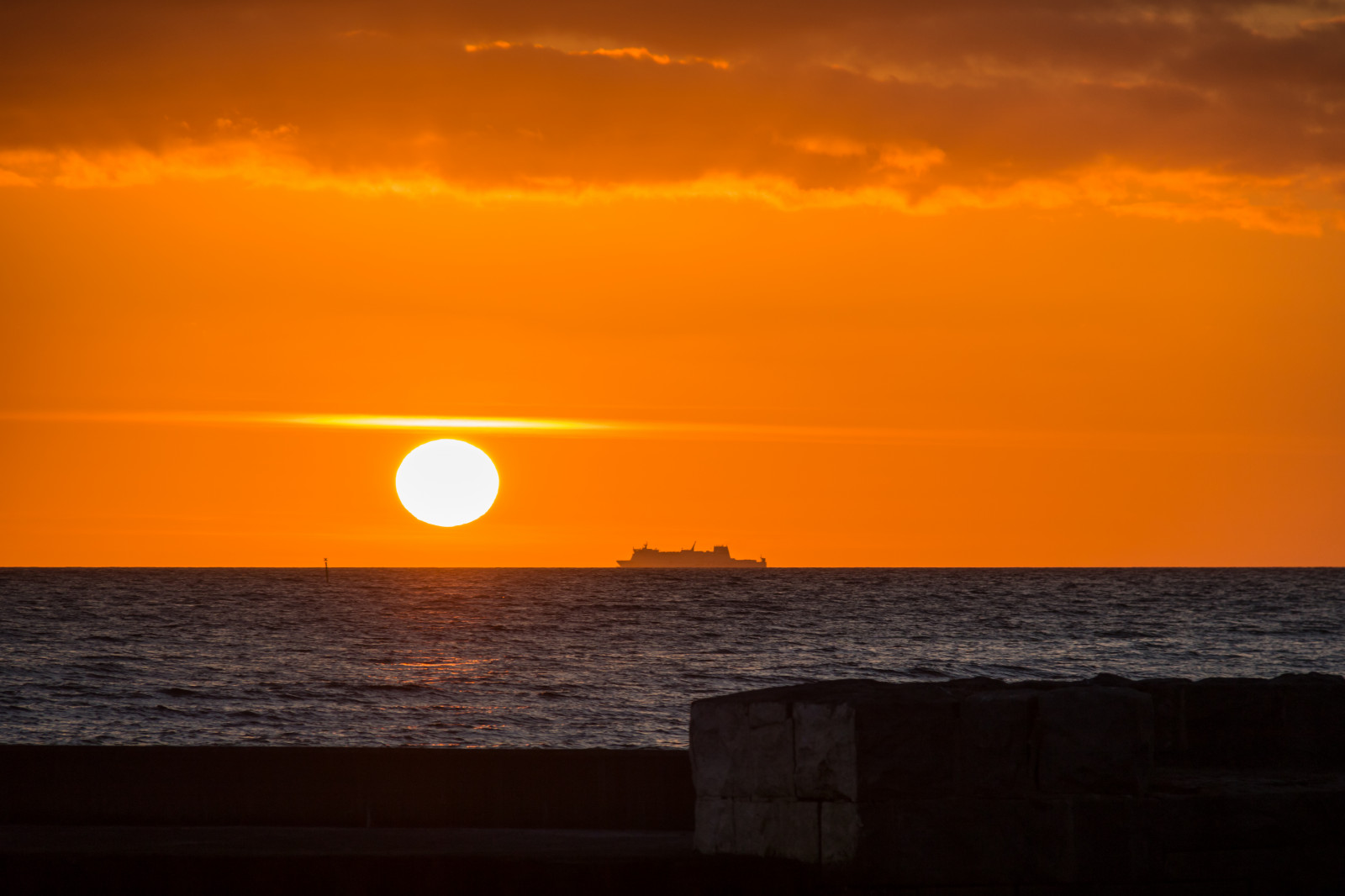 zonlicht, zonsondergang, zee, water, reflectie, hemel, wolken, strand, zonsopkomst, avond, ochtend-, kust, Zon, horizon, atmosfeer, schemer, wolk, dageraad, oceaan, Golf, himmel, solnedg ng, vatten, hav, moln, Smygehuk, nagloed, astronomisch object, morgenrood