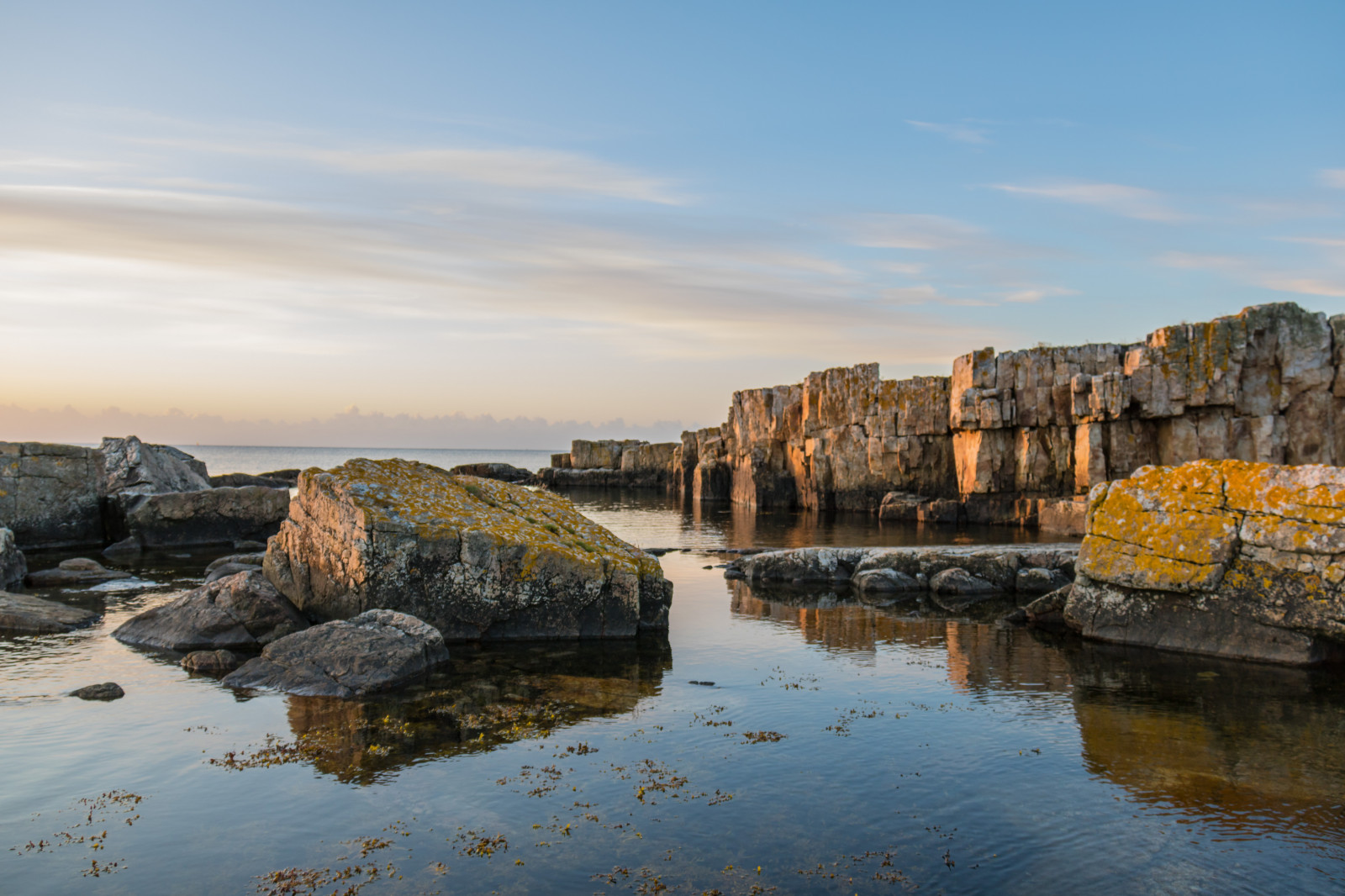 krajina, západ slunce, moře, záliv, voda, Skála, pobřeží, odraz, nebe, svítání, večer, ráno, pobřeží, útes, řeka, soumrak, Terén, mrak, svítání, oceán, zlatá hodina, vlna, vatten, hav, soluppg ng, zátoka, gryning, exif modelu canoneos760d, geocountry, Kamera aby kánon, geocity, Model fotoaparátu canoneos760d, geostate, geolocation, EXIF čočka efs18200mmf3556is, exif aby kánon, EXIF isospeed 100, EXIF otvor 40, exif focallength 18mm, Simrishamn, v rhallarna, sten, gyllenetimmen, vodní, tělo z vody