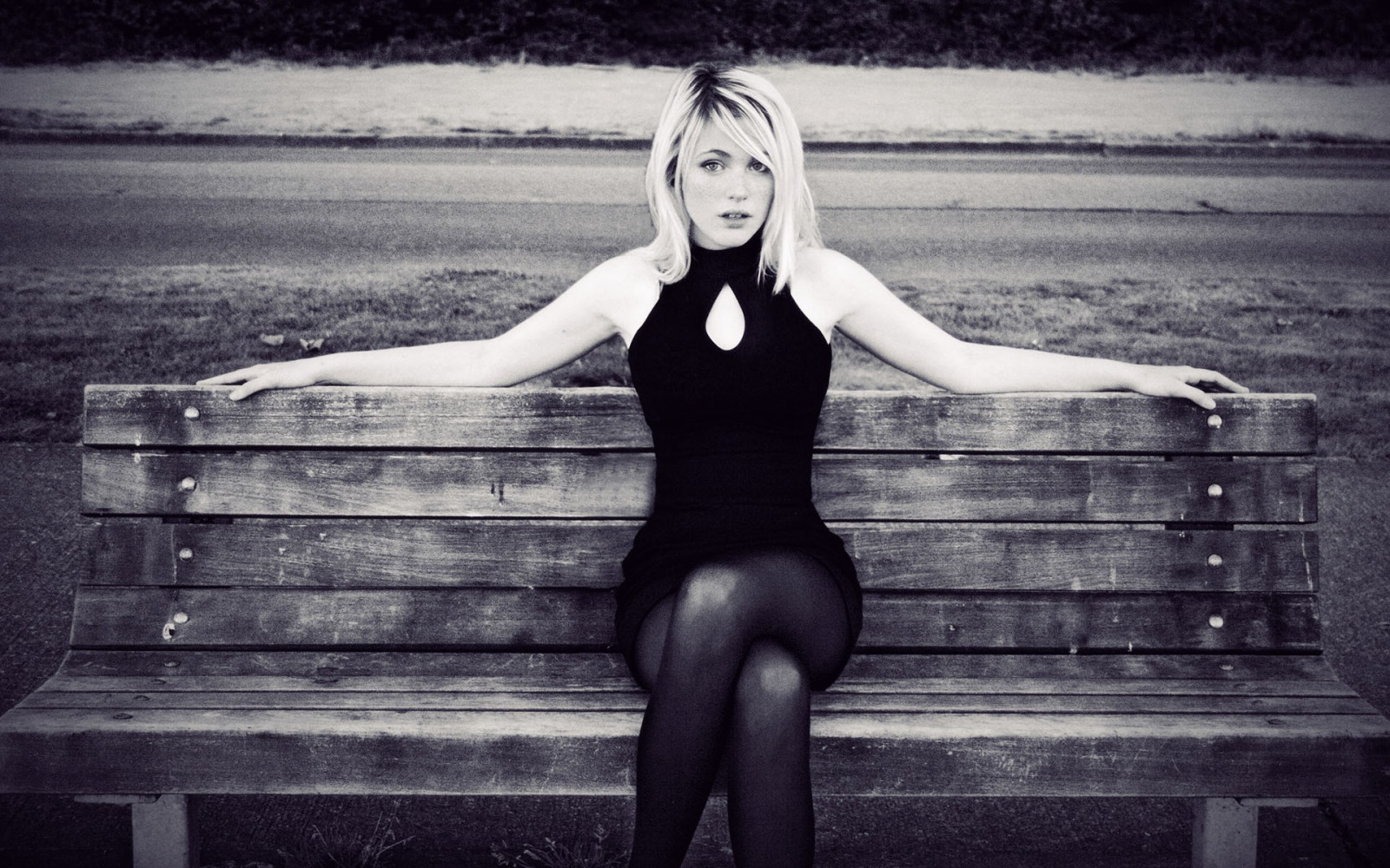 lidé, bílý, Černá, černobílý, model, sedící, fotografování, šaty, móda, emoce, Osoba, oblečení, dívka, krása, žena, dáma, noha, fotografie, obraz, 1920x1200 px, Černý a bílý, monochromatické fotografování, lidských pozice, portrétní fotografie, focení, umění model