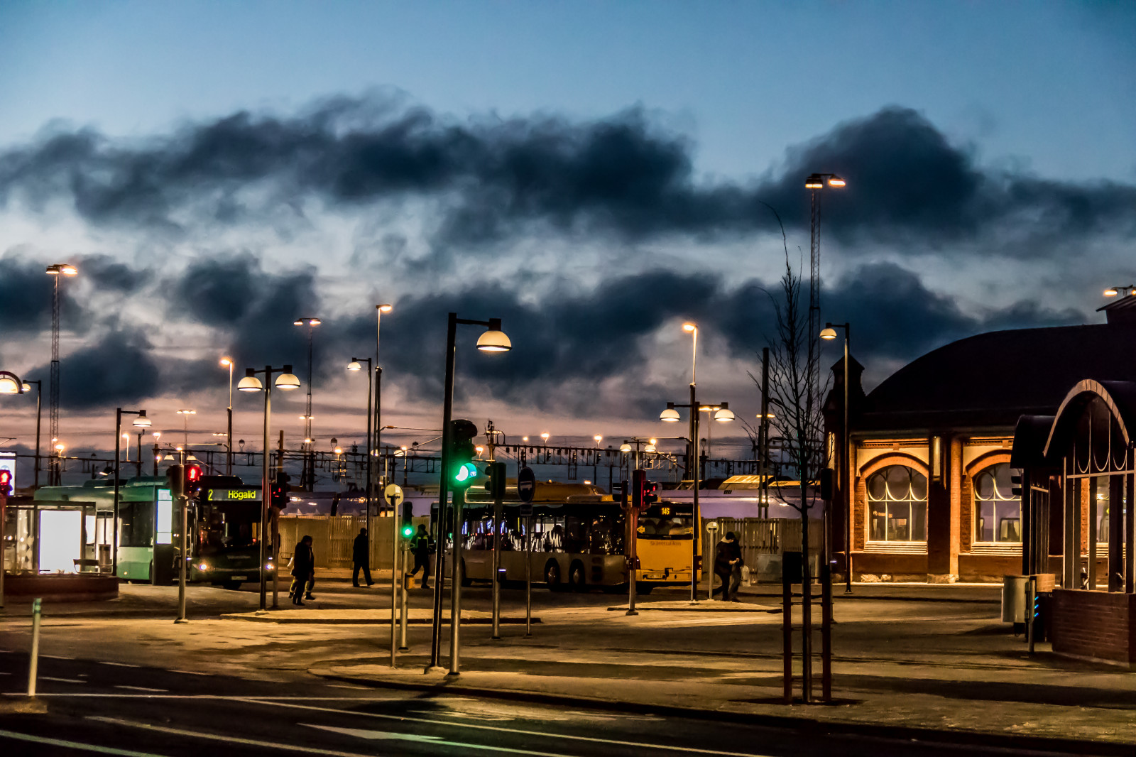 pouliční osvětlení, západ slunce, město, ulice, panoráma města, noc, nebe, silnice, večer, ráno, město, soumrak, doprava, infrastruktura, mrak, centrum, bluehour, osvětlení, centrální stanice, Trelleborg, bl timmen, Centralstationen, trelleborgc, urban area, lidské osídlení