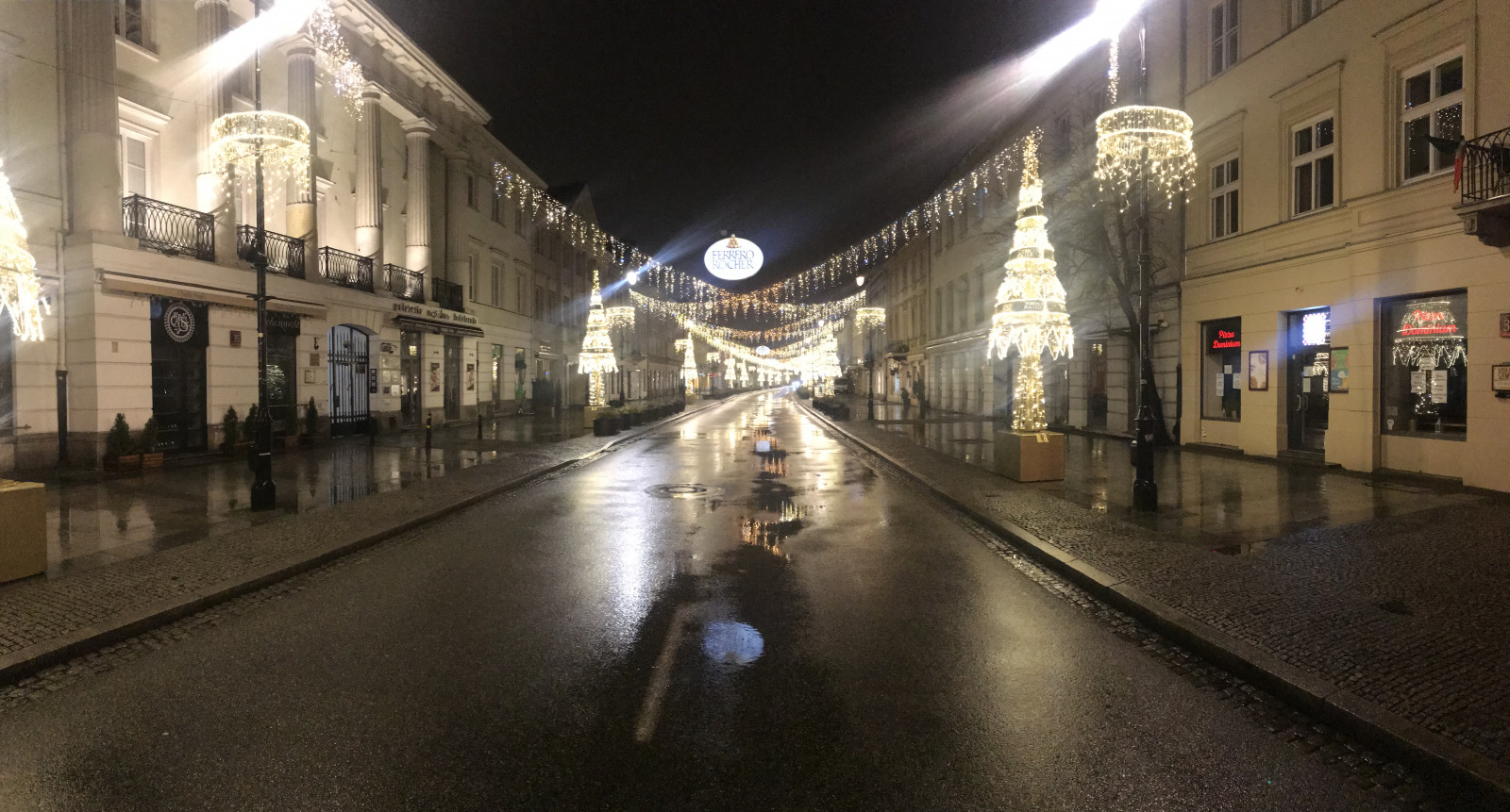 himmel, bygning, vindue, bilindustrien belysning, plante, vejbelægning, elektricitet, færdselsåre, asfalt, offentlige rum, midnat, træ, by, vej, forlygte, gadebelysning, hovedstadsområde, milepæl, metropol, facade, Tints and shades, Sky, mørke, fortov, byområde, menneskelig bosættelse, vinter, blandet brug, security lighting, fodgænger, aften, downtown, gade, lysarmatur, bane, brosten, hus, afspejling, skygge, nat, gyde, gulve, turistattraktion, kanal, transportere, symmetri, julelys, Rådhusplads