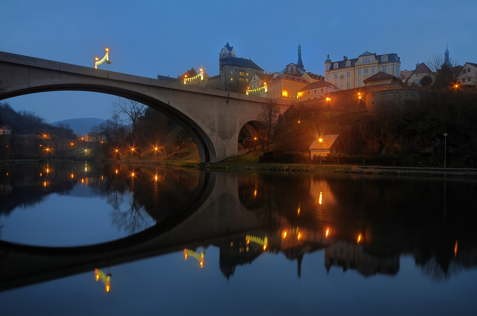 sollys, lys, solnedgang, bybilledet, nat, arkitektur, vand, afspejling, solopgang, blå, aften, morgen, slot, bro, flod, by, skumring, flodbred, Bank, Tusmørke, lys, time, daggry, vandskab, refleksioner, vandveje