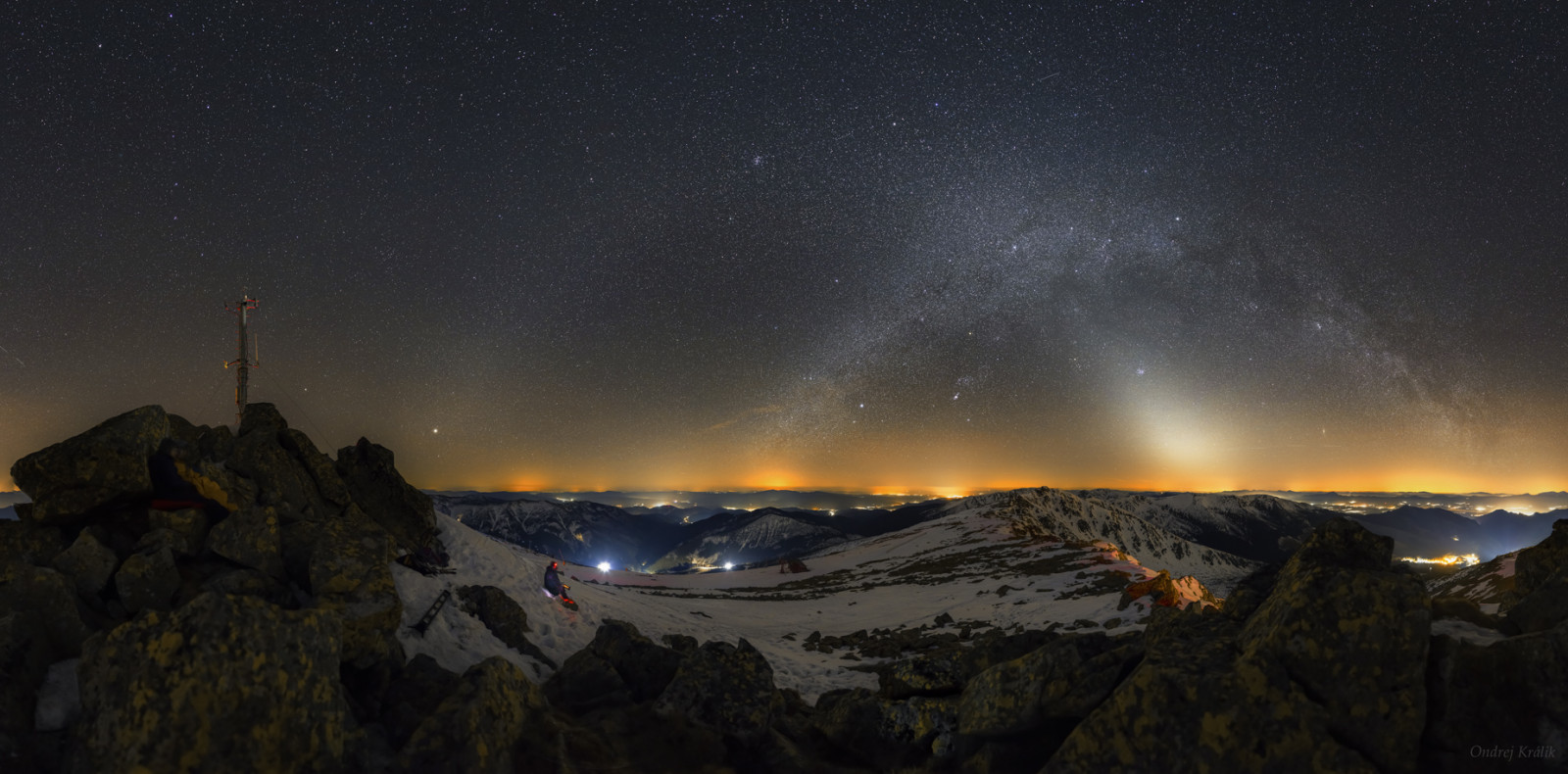 Příroda, krajina, hory, mraky, Ondrej Kr lik, Slovensko, noc, mléčná dráha, hvězdy, Tatry, zima, sníh, Skála, muži, světla, kopce, panoráma, fotografování