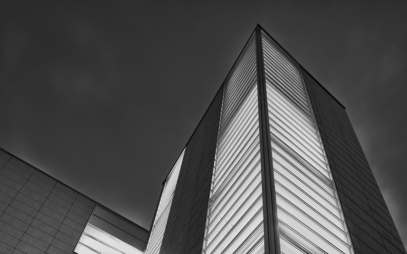 blanc, noir, Monochrome, architecture, bâtiment, symétrie, Gratte-ciel, la tour, lumière, forme, ligne, obscurité, façade, noir et blanc, Photographie monochrome, Bloc de tour