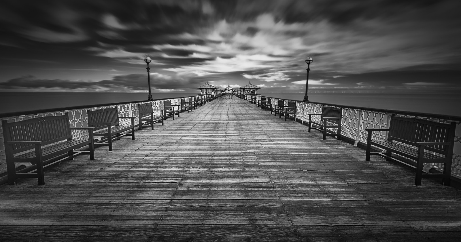 krajina, bílý, Černá, černobílý, moře, nebe, fotografování, mraky, symetrie, večer, svítilna, slunce, ponurý, vinobraní, molo, Wales, světlo, Černý a bílý, longexposure, náladový, oceán, pobřeží, dřevěný, přímořská krajina, židle, fotografie, tma, Llandudno, Černý a bílý, monochromatické fotografování, pavilon, umělý