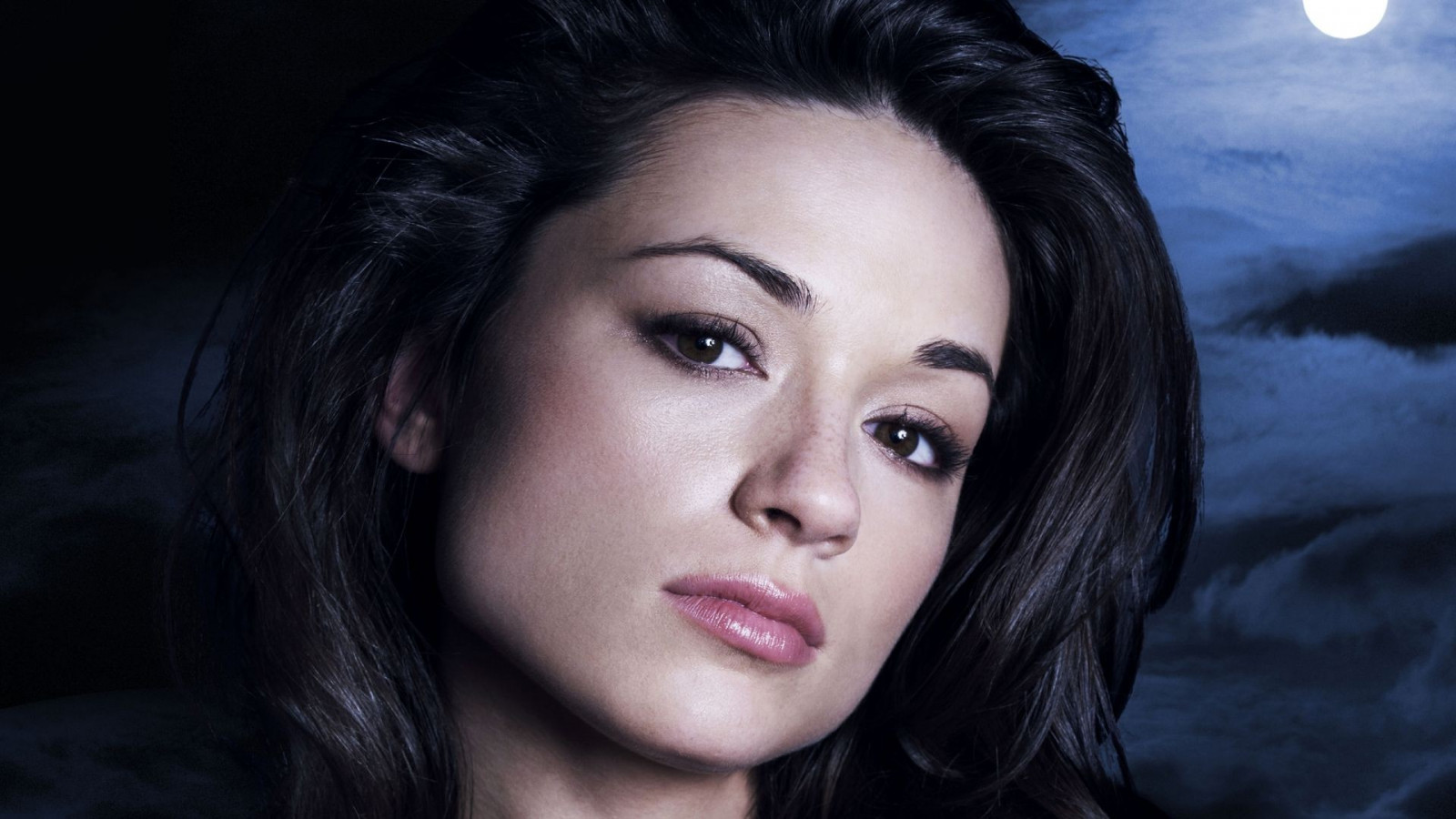 ansigt, sort, Kvinder, model, portræt, langt hår, fotografering, sanger, blå, sort hår, emotion, Person, hud, MTVs Teen Wolf, Crystal Reed, hoved, pige, skønhed, øje, kvinde, dame, mørke, portrætfotografering, Photo shoot, brunt hår, nøgenmodel, menneskelige legeme, organ