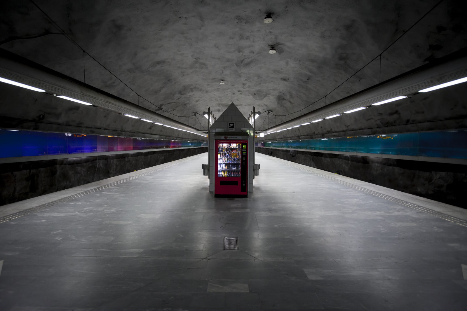 světla, fotografování, vlakové nádraží, tunel, metro, doprava, prodejní automat, infrastruktura, rychlá přeprava, světlo, tma, veřejná doprava, stanice metra