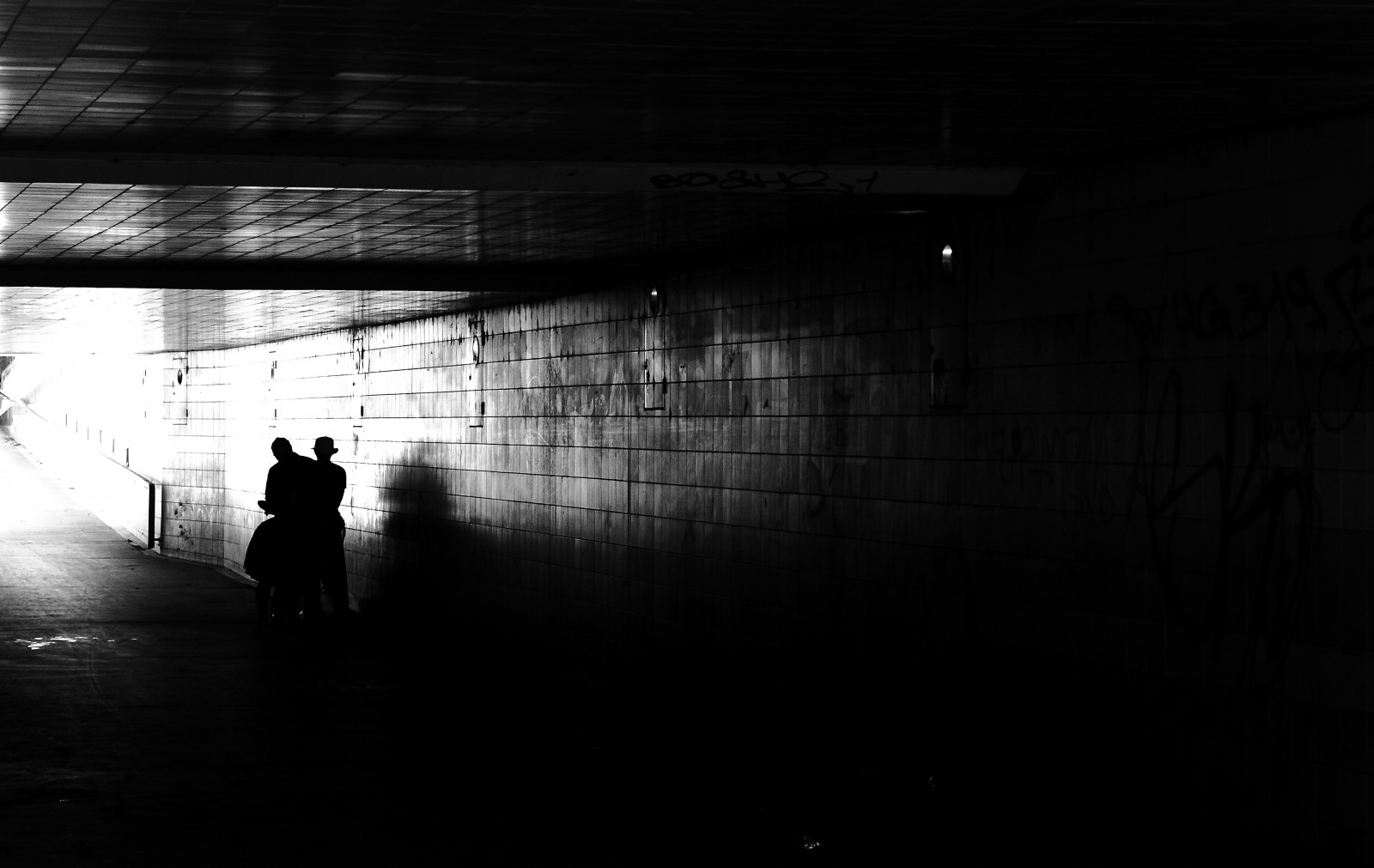 bílý, Černá, černobílý, noc, architektura, odraz, nebe, stín, fotografování, silueta, atmosféra, tunel, metro, program, půlnoc, infrastruktura, úhel, světlo, Street View, tma, noiretblanc, blackandwithe, photoderue, momentka, urbanarte, photopascalcolin, karetní hra, Černý a bílý, monochromatické fotografování, Film noir, denní osvětlení, jev, Paris12, Kompromis