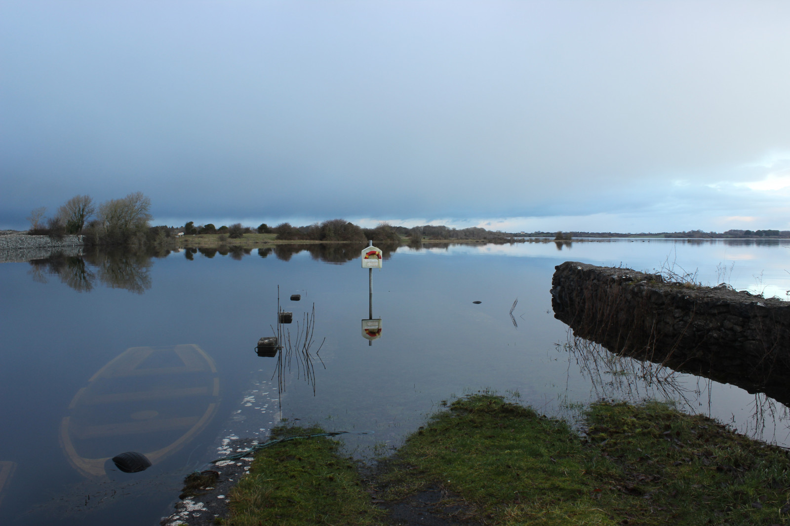 paesaggio, barca, mare, lago, acqua, puntellare, riflessione, cavallo, cielo, inverno, calma, segno, sera, mattina, costa, fiume, orizzonte, Irlanda, molo, Banca, distretto del Lago, alluvione, zone umide, nube, albero, affondata, serbatoio, panoramico, palude, lago, palude, sommerso, insenatura, golena, risorse idriche, cogalway, Lough Corrib, Ringbuoy, Knockferry