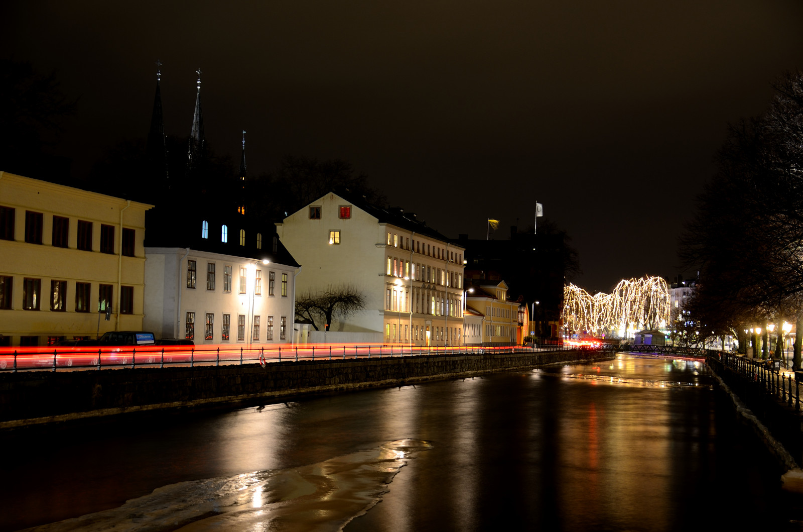stromy, pouliční osvětlení, starý, město, ulice, panoráma města, noc, architektura, voda, budova, odraz, nebe, zima, řeřavý, Dům, večer, most, řeka, město, Nikon, Švédsko, soumrak, kanál, metropole, Sverige, světlo, dlouho, expozice, strom, Tamron, záře, osvětlení, gata, tr d, byggnad, lampa, domkyrkan, Natt, gammal, kanál, tma, mezník, D5100, urban area, turistická atrakce, vodní, Uppland, lang, uppsala, tamron18270mmf3563diiivcpzd, Glod, Exponování