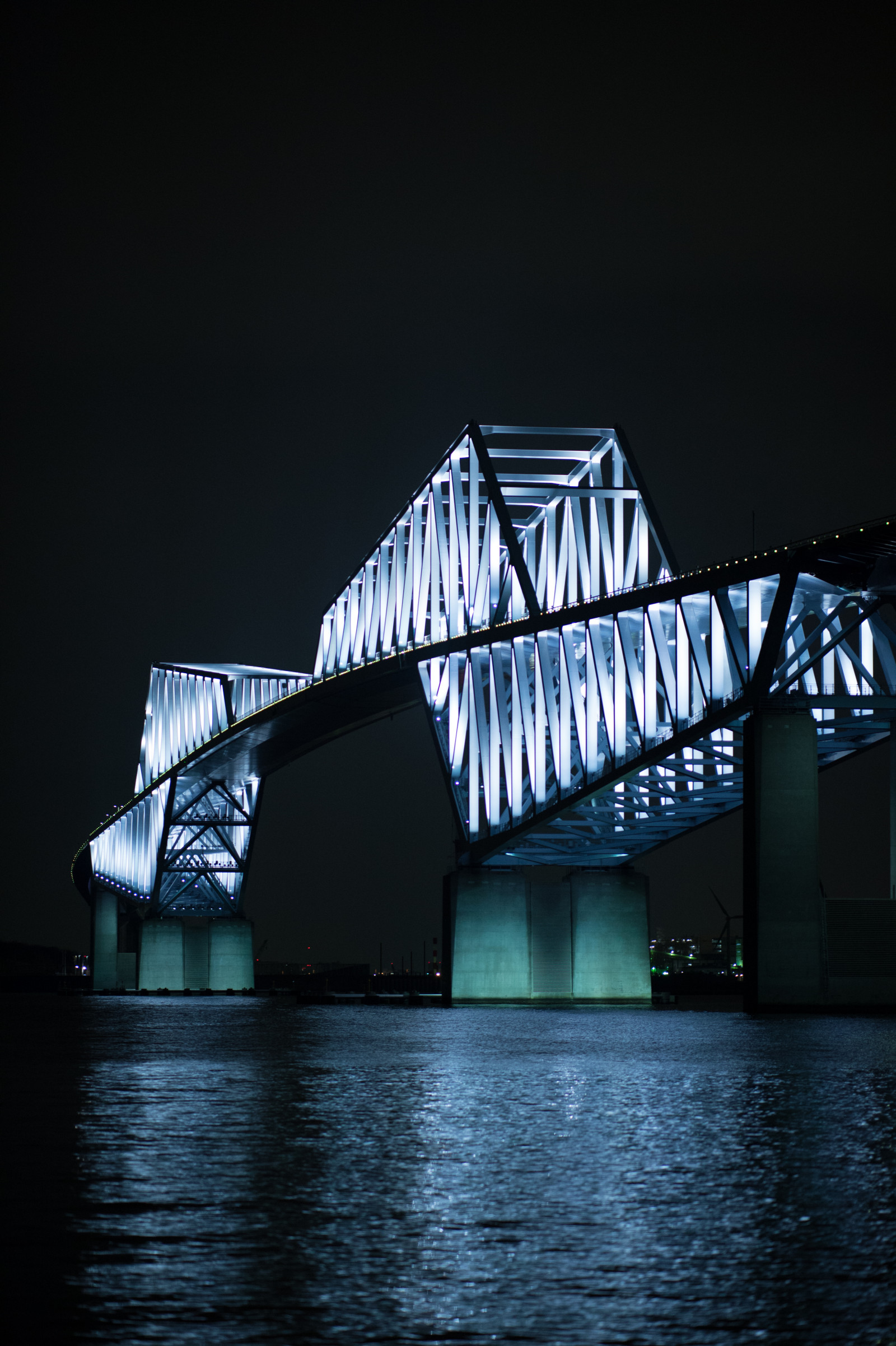 Japonsko, černobílý, panoráma města, noc, architektura, odraz, symetrie, most, Nikon, Tokio, jp, světlo, NIKKOR, osvětlené, osvětlení, tma, mezník, tokyobay, tokyogatebridge, afs105mmf14eed, afsnikkor105mmf14eed, df