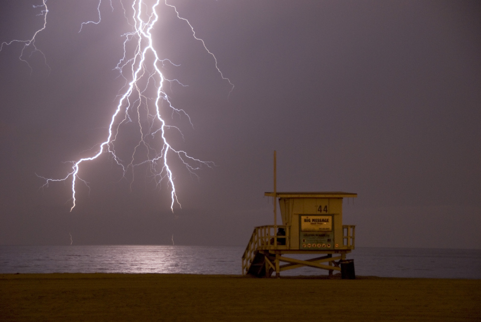 oceán, Kalifornie, ca, longexposure, moře, nebe, lidé, sexy, pláž, voda, silueta, detailní, panoráma, noc, mraky, nebezpečí, kontrast, temný, světla, LosAngeles, písek, Nikon, expozice, dosti, nightshot, čas, zakalený, stativ, dobrodružství, Tichý oceán, SoCal, americký, série, bouřka, Blesk, LAXNÍ, jižní Kalifornie, NIKKOR, 2008, západní pobřeží, silhoette, nite, hrom, vr, pdr, lifeguardtower, nightexposure, lightstreaks, ligths, šílení lidé, playadelrey, mořská voda, losangelesca, naturesfinest, 18200mmf3556gvr, D80, playadelreyca, nikond80, d80nikkor, gorgeousview, fiveflickrfavs, 5flickrfavs, cloudsrocks, grokjohn, top20la, rareinlosangeles
