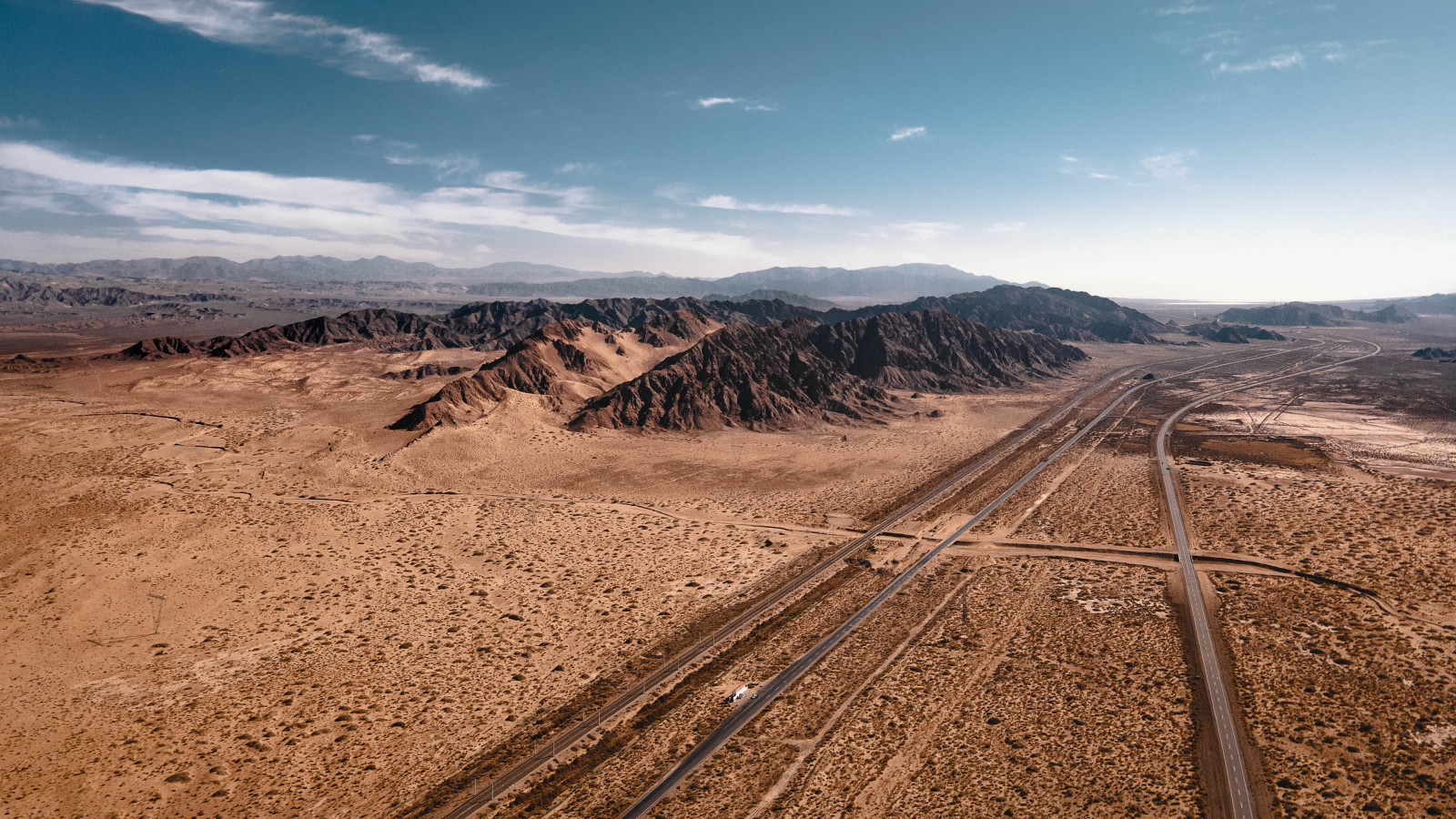 ท้องฟ้า, เมฆ, ภูเขา, ลาดชัน, ไม้, Natural landscape, ขอบฟ้า, ลักษณะภูมิประเทศที่เป็นภูเขา, ที่ราบ, ผิวถนน, ติดตาม, ถนน, หุบเขา, แนวนอน, ถนนสกปรก, ทุ่งหญ้า, เนินเขา, รูปแบบของดาวหาง, ที่ราบสูง, ธรณีวิทยา, makhtesh, เทือกเขา, ลดลง, ดิน, โลหะ, บริภาษ, Badlands, หิน, ต้นไม้, สันเขา, เส้นทาง, ทราย, ความผิดพลาด, วดี, ยางมะตอย, ลาดชัน, ทางรถไฟ, ทุ่งหญ้า, ทุนดรา, Shrubland, เงา, โผล่ขึ้นมา, ทะเลทราย, เทือกเขา, Chaparral