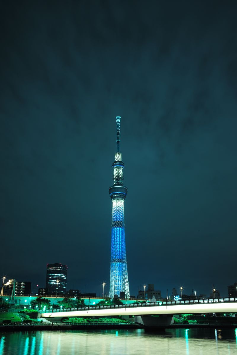Japán,város,városkép,éjszaka,építészet,visszaverődés