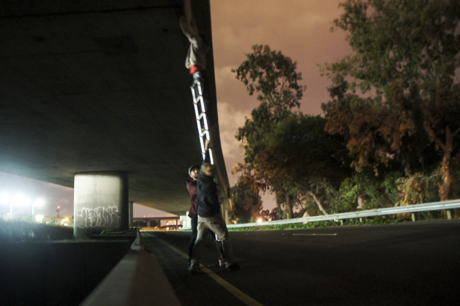 la pittura, strada luce, notte, cielo, strada, in piedi, graffiti, longboard, asfalto, autostrada senza pedaggio, infrastruttura, pi, leggero, albero, pianta, azione, oscurità, scala, meravigliarsi, ricreazione, corsia, atmosfera della terra, bombardamento, fenomeno, Oakland, af, uter, AOD, anemal, Meck9