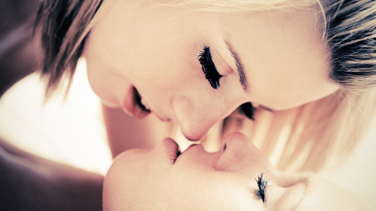 tvář, ženy, model, portrét, zavřenýma očima, bruneta, otevři pusu, milovat, fotografování, pusa, nos, emoce, Osoba, kůže, lesbičky, romantika, dívka, krása, oko, žena, nevěsta, smysl, ret, portrétní fotografie, Lidské tělo, orgán, zblízka, interakce