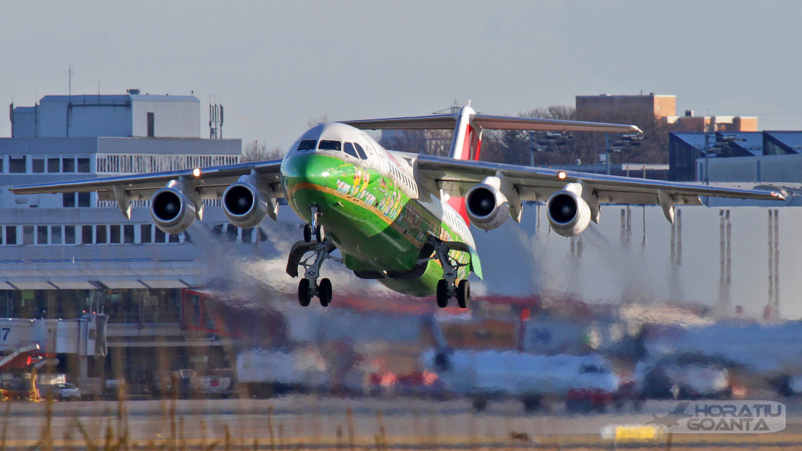 křídla, vozidlo, letoun, letadlo, šunka, Německo, Boeing 777, letiště, 2015, doprava, Hamburg, Cestující, letectvo, turbína, Let, Vzlétnout, BAE, deutschland, letadlo, letectví, proud, švýcarský, letecká linka, Atmosféra Země, dopravní letoun linkový, proudová letadla, širokým trupem letadla, úzké tělo letadla, Avro, tryskové dopravní letadlo, letecký, rj100, tryskový motor, turbofan, proudový, horatiu, goanta, horatiugoanta, civilní letectví, commercialaviation, regionaljet, britishaerospace, avrorj, jumbolino, bae146, hbiys, narrowbody, singleaisle, regionalairliner, highbypassturbofan, bypassturbojet, passengeraircraft, passengerjet, jetairliner, fuhlsb ttel, hamburgfuhlsb ttel, EDDH, hameddh
