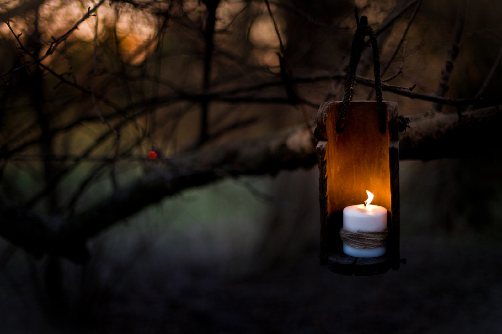 Wallpaper Gelap Lampu