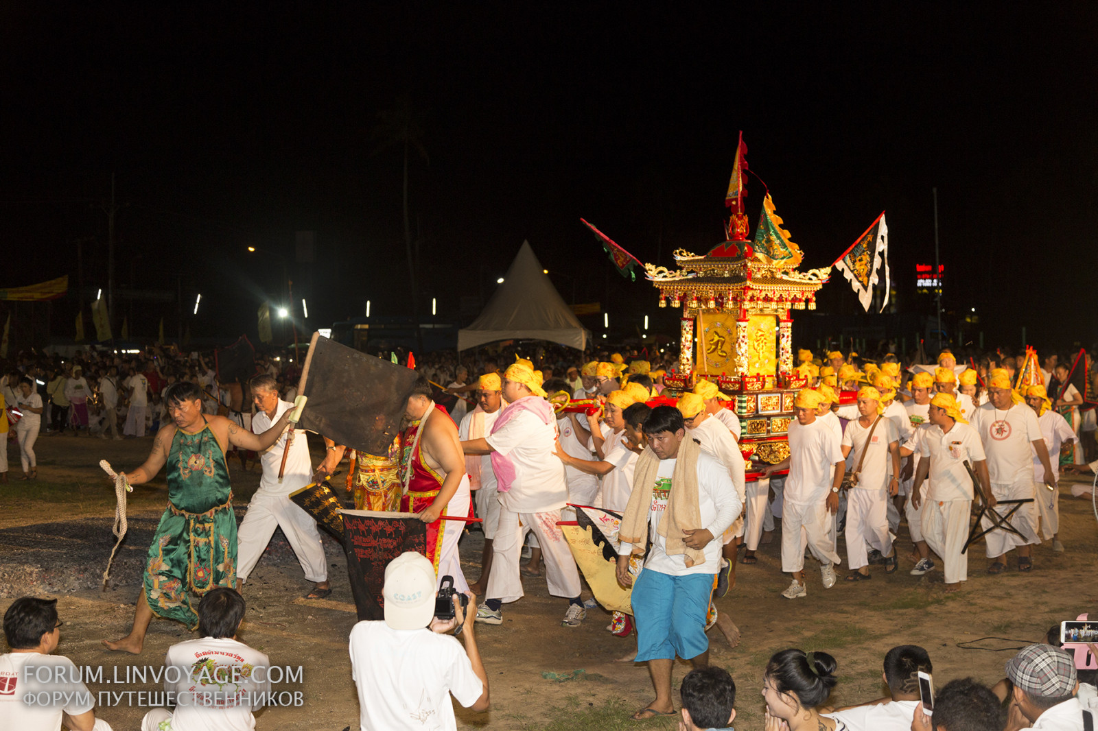 muži, chrám, lidé, Černá, starý, portrét, město, ulice, noc, budova, humor, Červené, tetování, ohňostroj, žlutý, oheň, pronikavý, město, ostrov, Běh, zlato, Thajsko, Bangkok, čínština, chůze, Karneval, barva, národní, Procházka, den, venkovní, festival, muž, zábava, groupshot, salut, show, kostým, Pattaya, krabi, Samui, phuket, phuketian, roční, Lanta, přítel, vegetariánský, střih, trhání, chang, slavný, dnes, hrozný, phuketvegetarianfestival, hudební divadlo