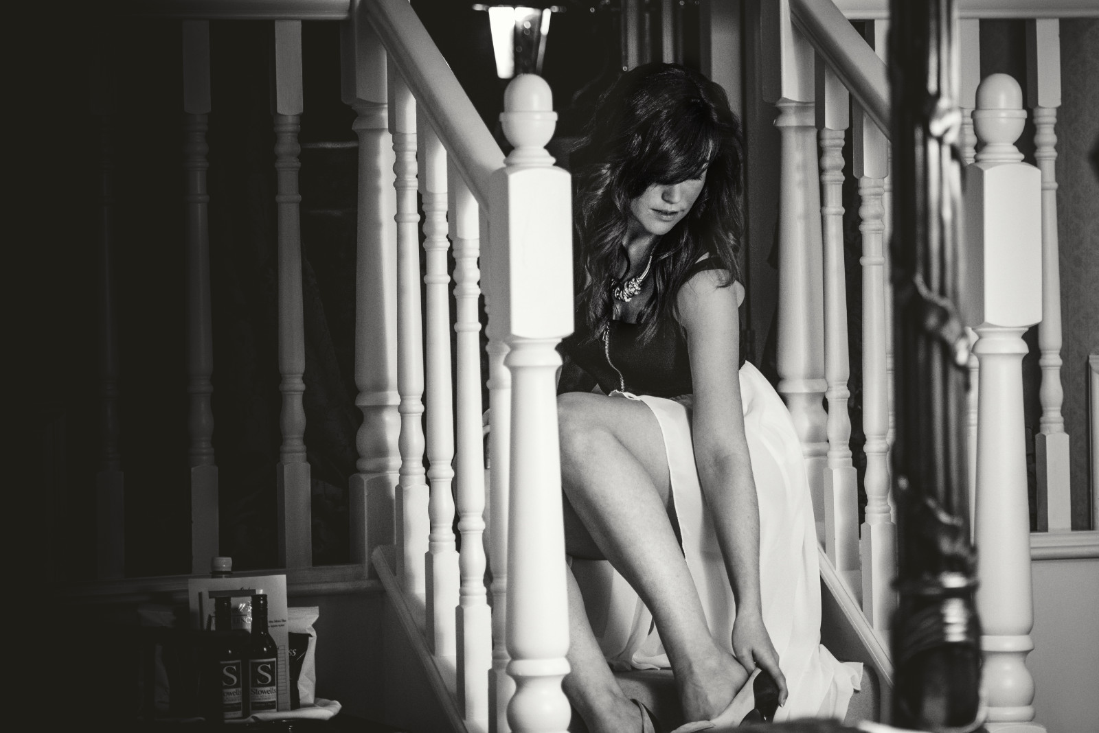 bianca, nero, monocromo, modello, brunetta, seduta, fotografia, vestito, moda, scarpe, Nikon, biancheria intima, stanco, capi di abbigliamento, top model, ragazza, bellezza, donna, signora, gamba, fotografia, Immagine, D610, andy, bianco e nero, fotografia in bianco e nero, posizioni umani, servizio fotografico, arte modello, indumento intimo, Andrea, andyleates, leates, andrewleates, joannaaskew