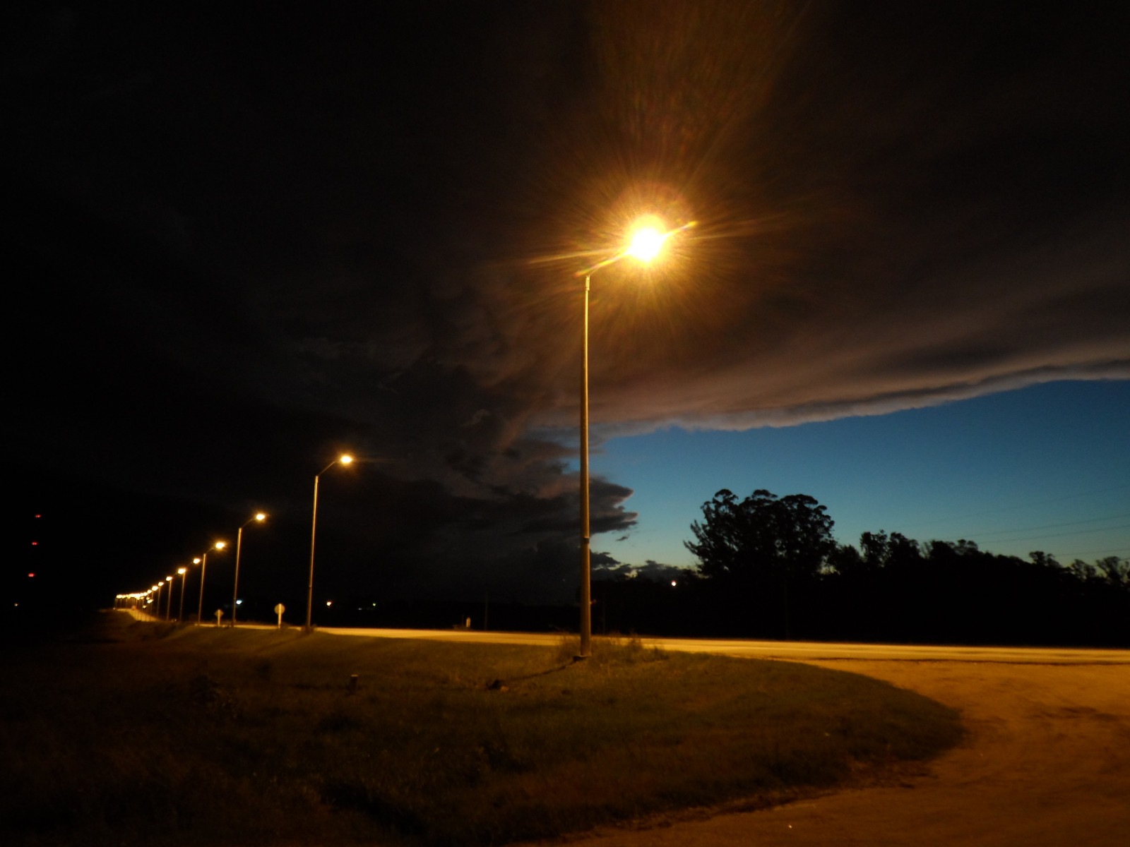 sollys, gadebelysning, solnedgang, nat, himmel, regn, vej, lanterne, solopgang, storm, aften, morgen, Sol, horisont, atmosfære, skumring, Uruguay, lys, Sky, daggry, belysning, mørke, himmellegeme