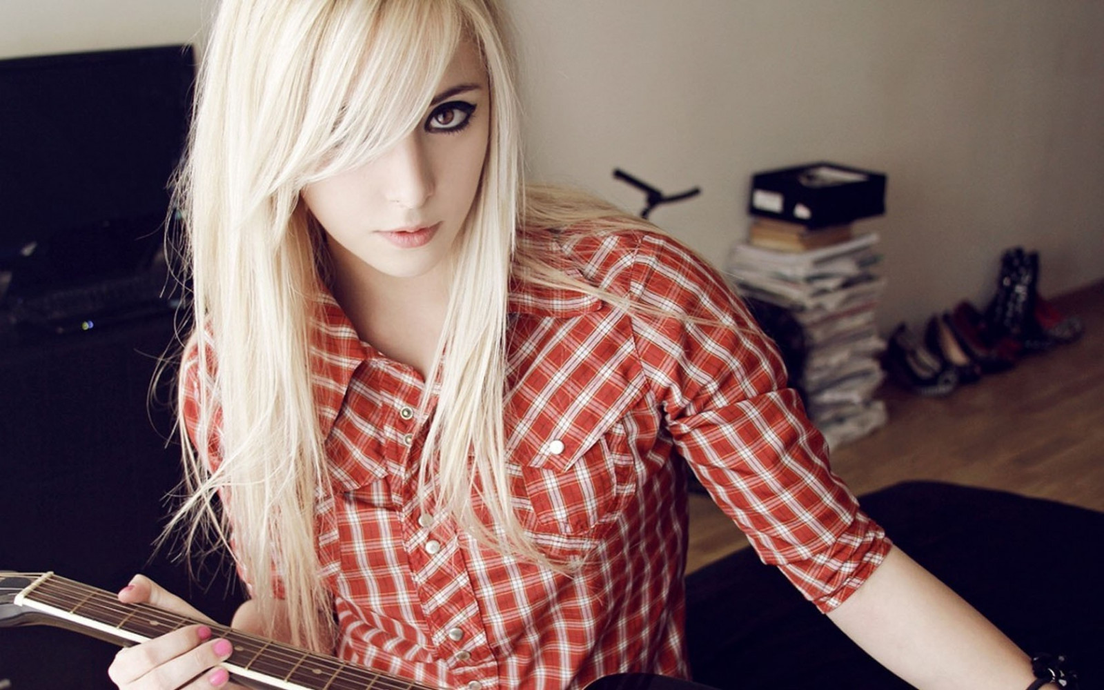 1680x1050 px, Bessy Suicide, blondýnka, kytara, přehoz, ženy