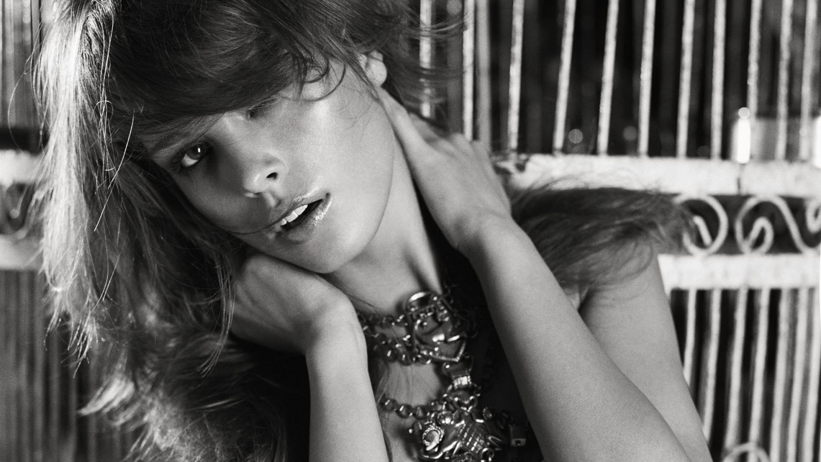 tvář, Černá, ženy, černobílý, model, portrét, dlouhé vlasy, bruneta, fotografování, móda, emoce, Osoba, Petra Nemcova, dívka, krása, oko, fotografie, Černý a bílý, monochromatické fotografování, portrétní fotografie, focení, umění model