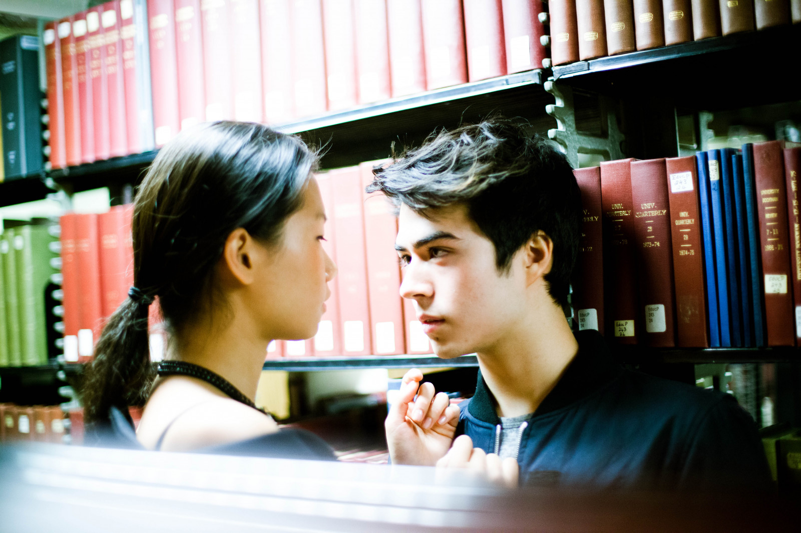 hvid, sort, rød, bøger, Canon, mode, hår, bibliotek, 50mm, 5d, mærke, ii, smuk, pige, smil, sjovt, fyr, modeller, 14, øjebliksbillede, samtale, meddelelse, interaktion