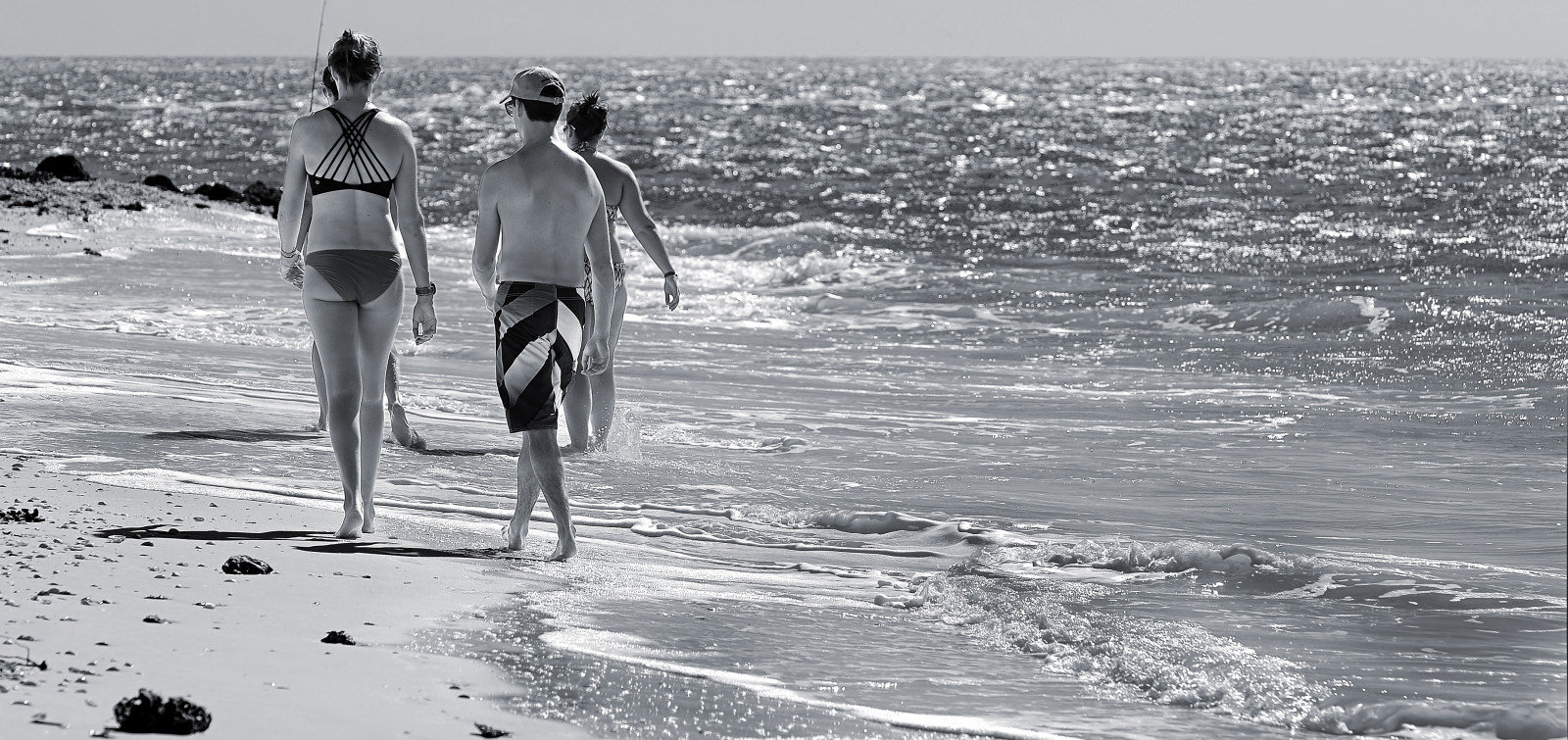 černobílý, Černý a bílý, pobřeží, voda, pěna, oceán, Mexický záliv, Florida, Spojené státy americké, southwestflorida, vlny, jiskří, lesknoucí se, Slunný, baseballová čepice, sluneční brýle, korál, mušle, písek, skály, rybářský prut, plavky, pánské plavky, bikiny, chůze, relaxace, pláž