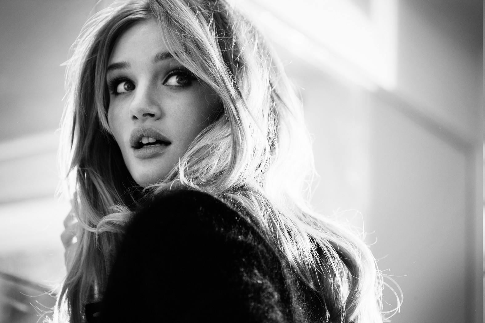 tvář, bílý, Černá, ženy, černobílý, model, portrét, dlouhé vlasy, fotografování, vlasy, Rosie Huntington-Whiteley, emoce, Osoba, hlava, dívka, krása, usměj se, oko, žena, dáma, fotografie, Černý a bílý, monochromatické fotografování, portrétní fotografie, focení, hnědé vlasy, mimika, 1575x1050 px