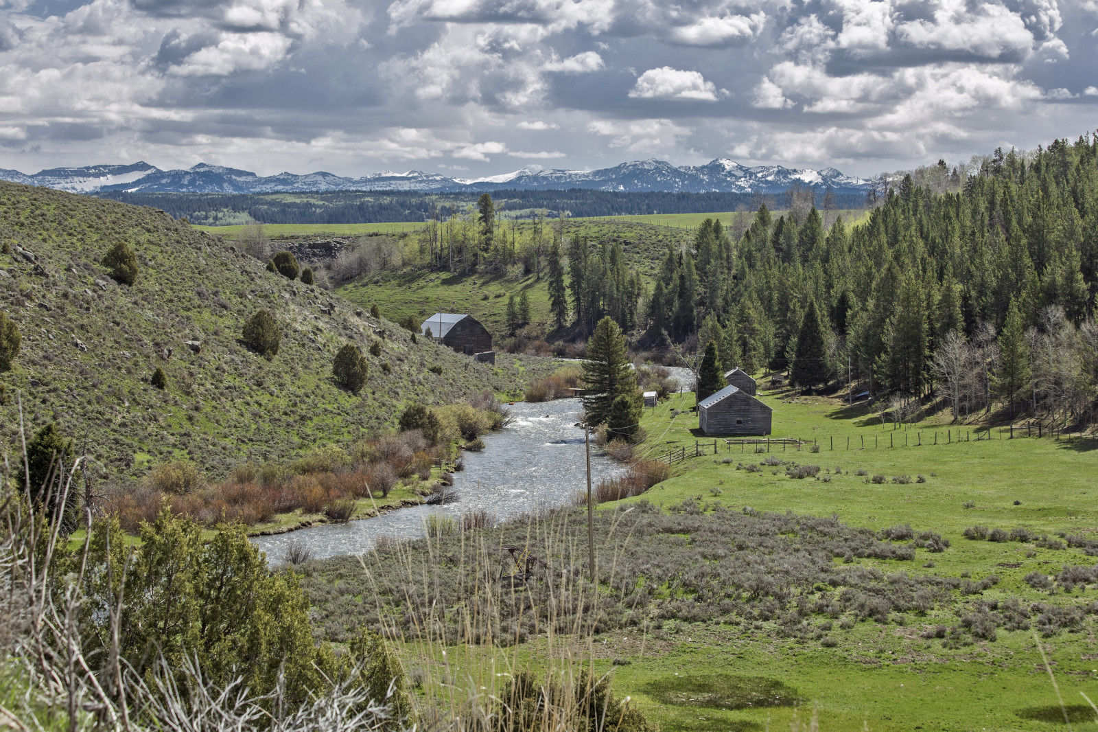 bjerge, vand, landskaber, kabine, Rustik, floder, weatheredwood, snowcappedmountains, riversmountains, flodlejer, bjergkæder, canonphotography, countrysettings, snowlandscapes, mountainsettings