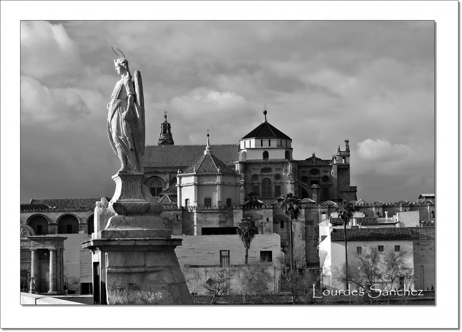 einfarbig, Stadt, Gebäude, Himmel, Fotografie, Schloss, Geschichte, Monument, Turm, Chateau, Mezquita, Cordoba, Arcangel, Wolke, Baum, Bw, Wahrzeichen, Byn, Fassade, Estatua, Schwarz und weiß, Monochrome fotografie, alte Geschichte, Monumentos, stock photography